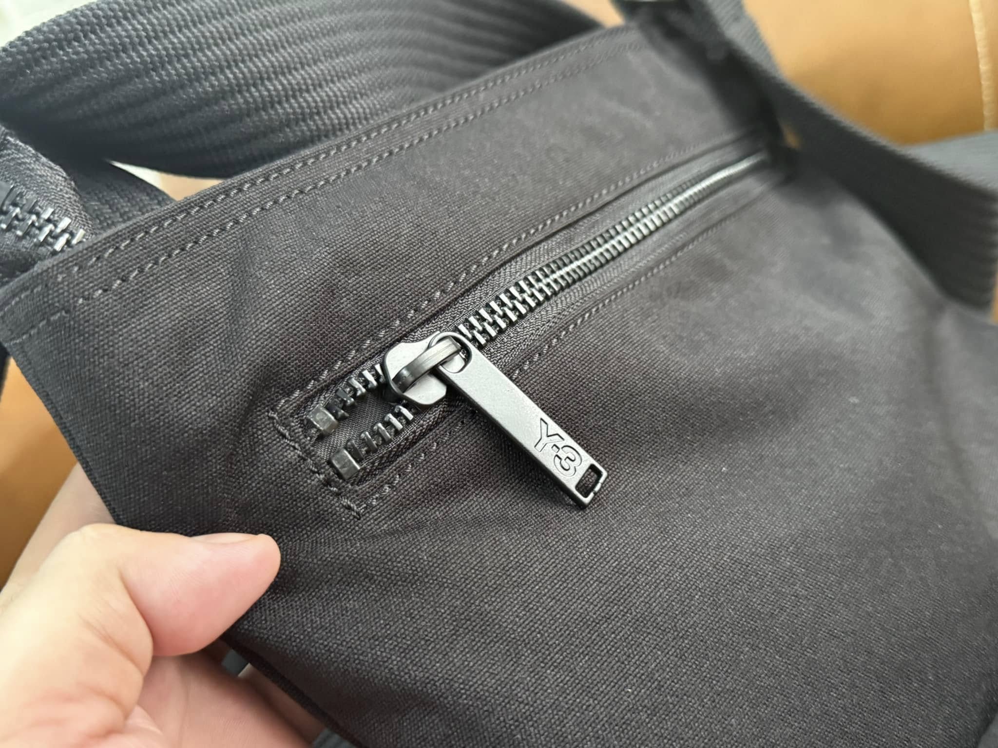 Tui-deo-cheo-Y-3-Sacoche-Bag-IR5791-Y3-3.jpg