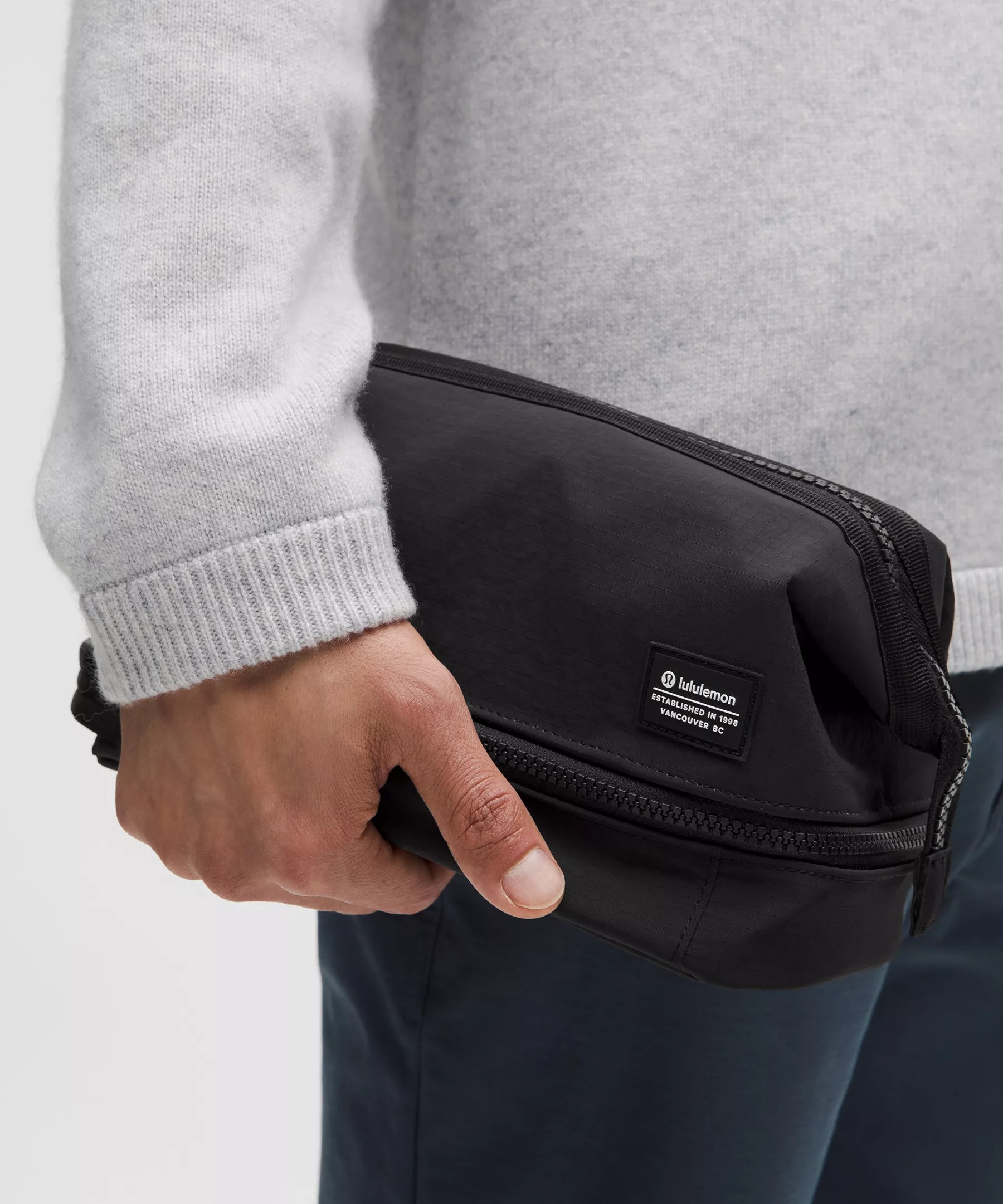 Tui-dung-do-Lululemon-Dual-Compartment-Toiletry-Bag-LU9CDBS-2.jpg