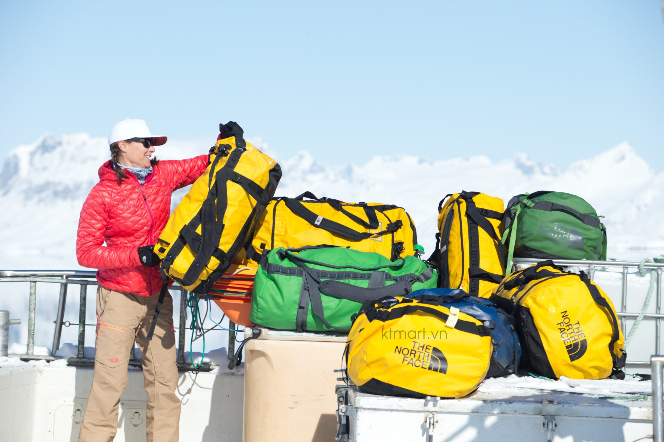 Tui-trong-71L-The-North-Face-Base-Camp-Duffel-Bag-NF0A52SA-62.jpg?v=1770693763