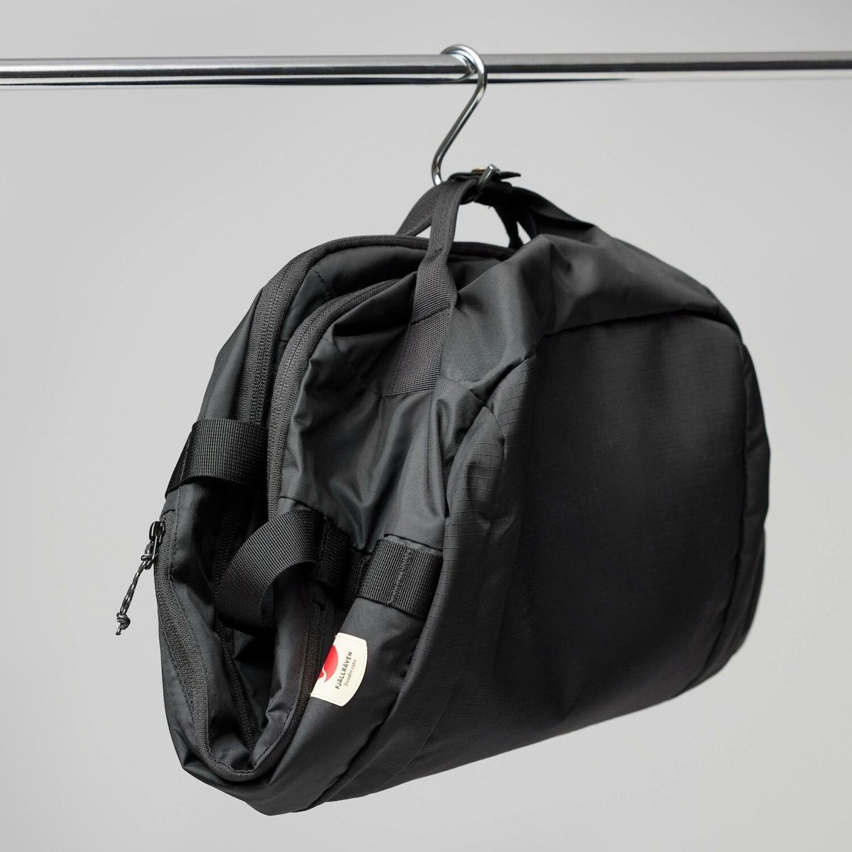 Tui-trong-Fjallraven-High-Coast-Duffel-36L-23200254-10.jpg?v=1770263066