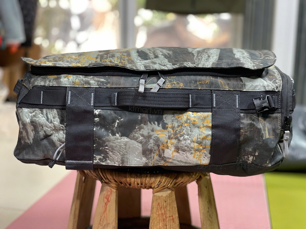 Tui-trong-The-North-Face-Base-Camp-Voyager-Duffel-32L-52RR-3.jpg