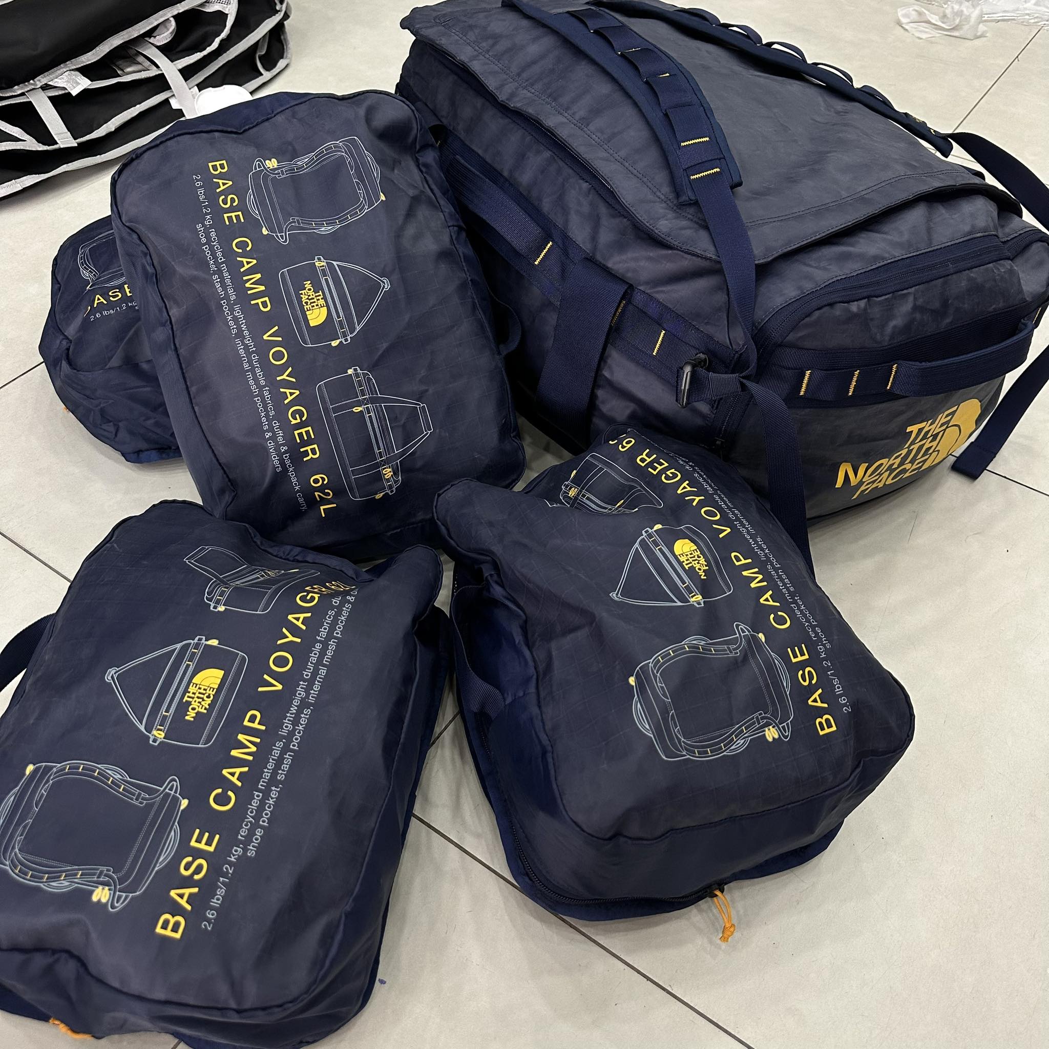 Tui-trong-The-North-Face-Base-Camp-Voyager-Duffel-62L-NF0A52S3-2.jpg?v=1773974529