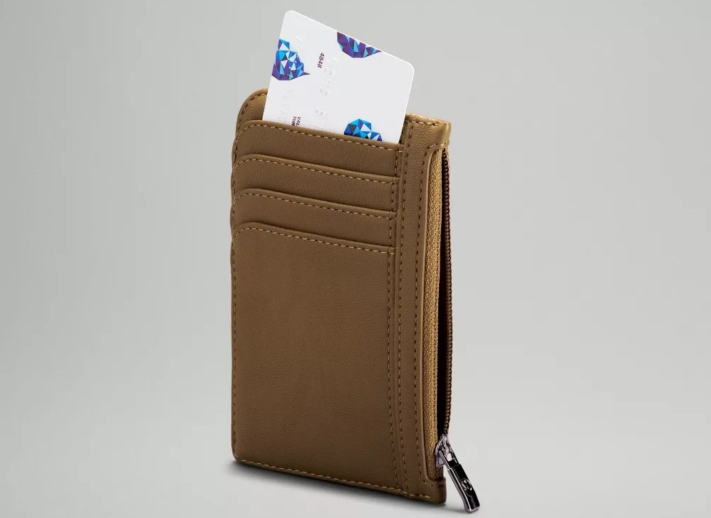Vi-dung-the-Lululemon-City-Street-Card-Case-LU9ASWS-4.jpg?v=1773802026