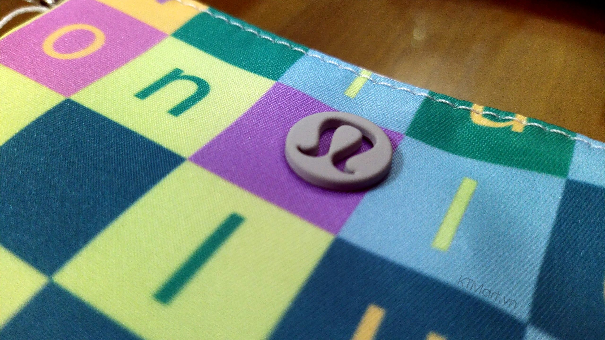 Vi-dung-the-Lululemon-Clippable-Card-Pouch-8.jpg?v=1773799747