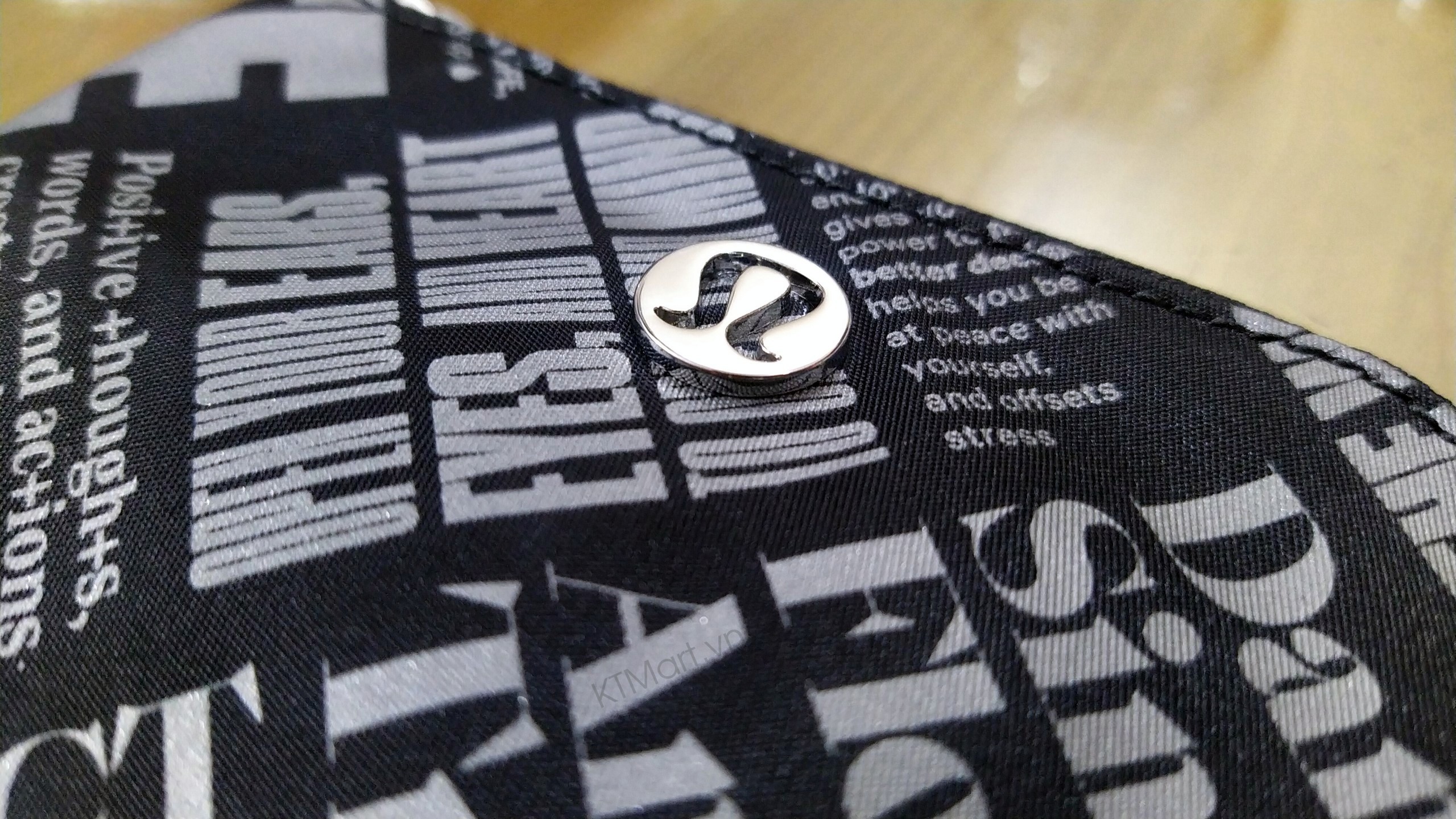 Vi-dung-the-Lululemon-Clippable-Card-Pouch-9.jpg?v=1773799754