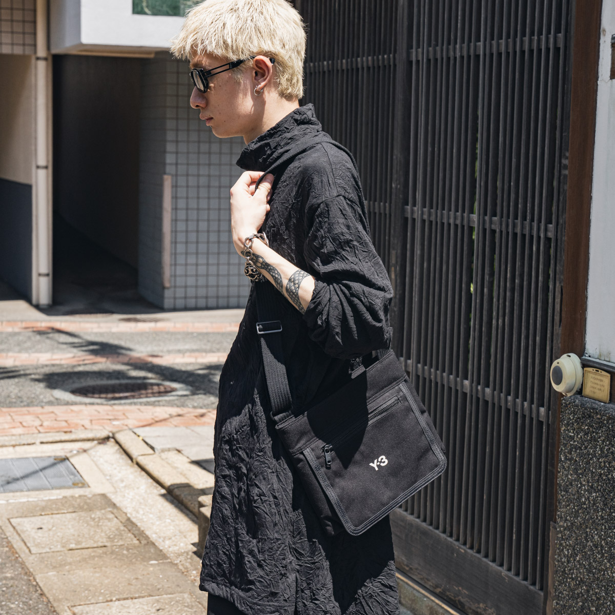 Y-3-Classic-Sacoche-IY4075-7.jpg