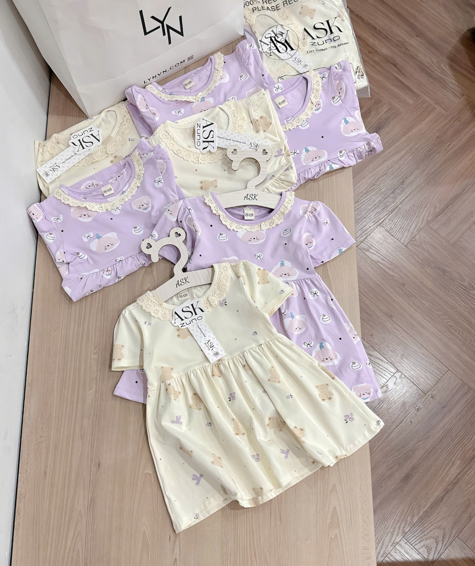 SET 2 VÁY GẤU XOÈ CỔ REN BÉ GÁI