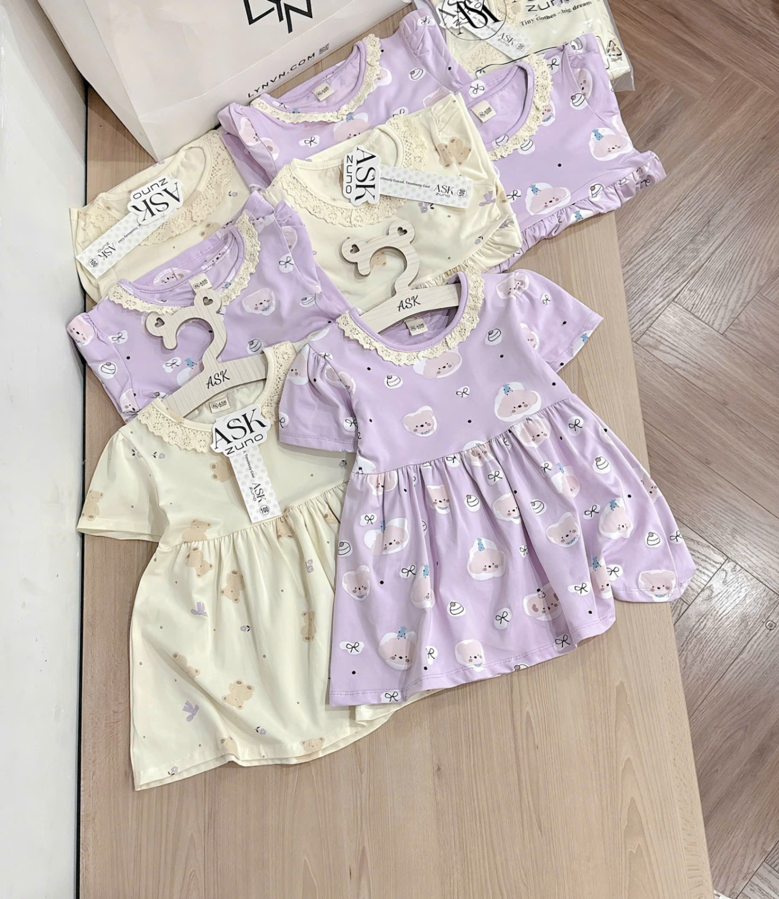 SET 2 VÁY GẤU XOÈ CỔ REN BÉ GÁI