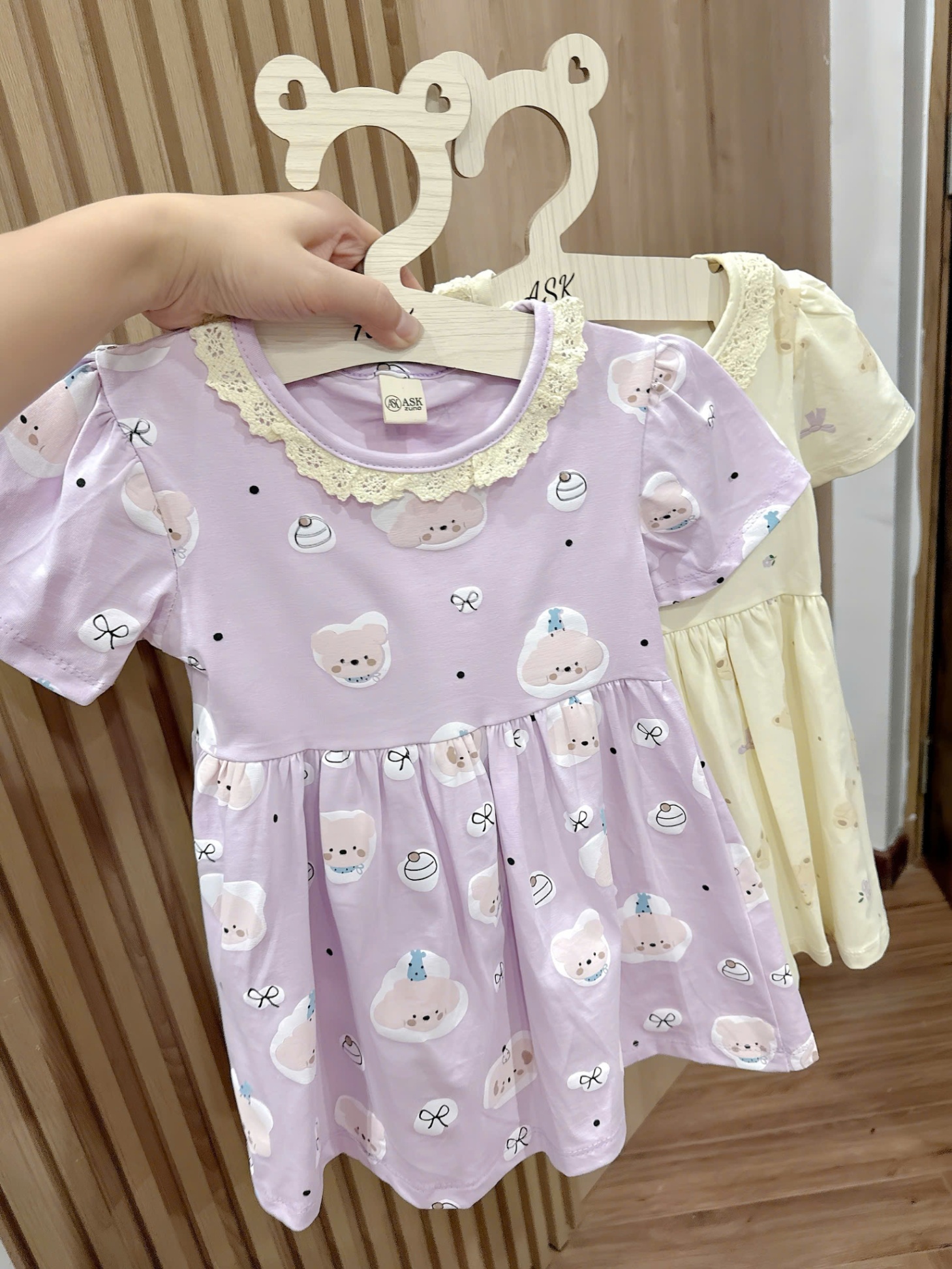SET 2 VÁY GẤU XOÈ CỔ REN BÉ GÁI