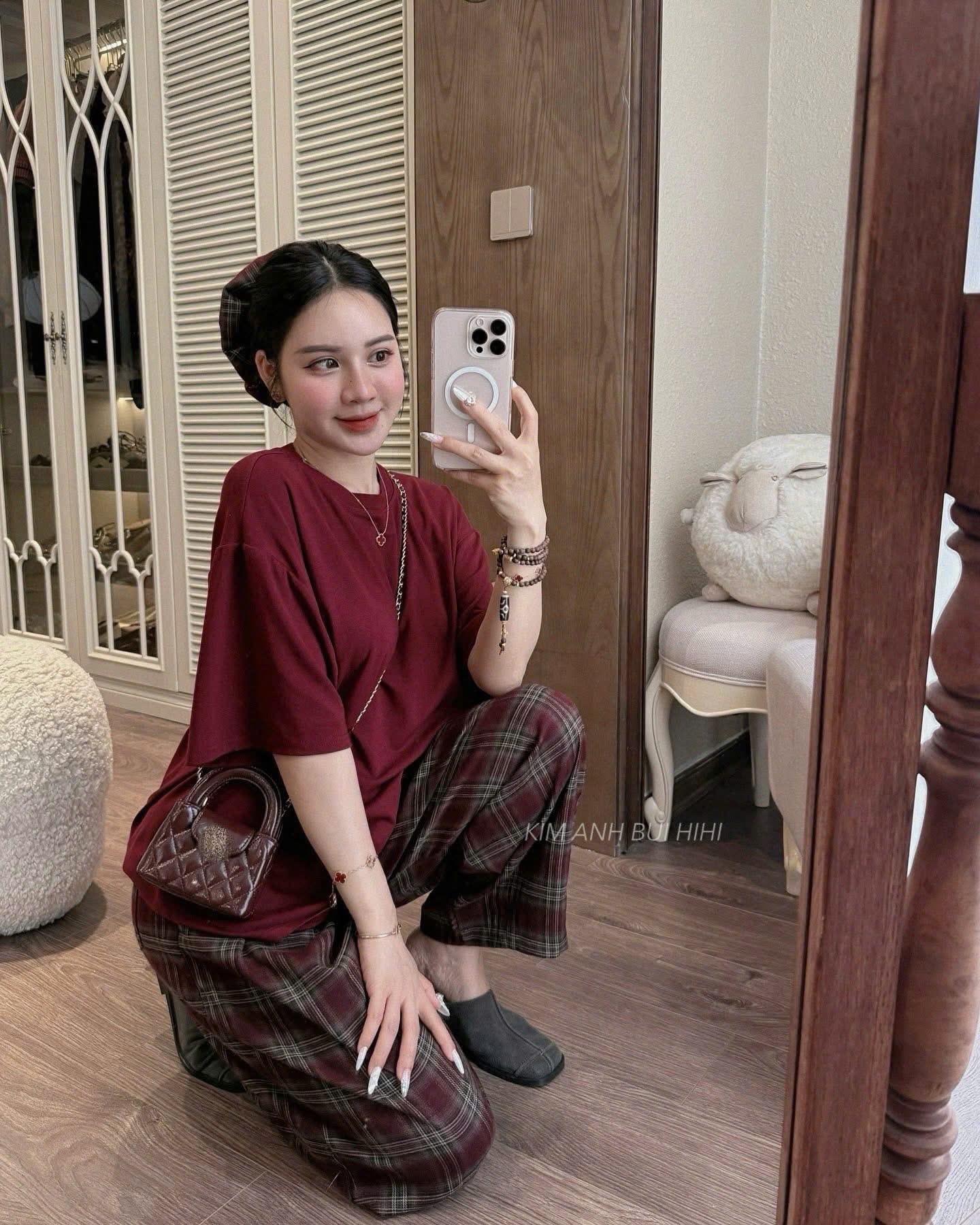 BỘ ÁO PULL ĐỎ TRƠN QUẦN KẺ SUÔNG KÈM NƠ TÓC