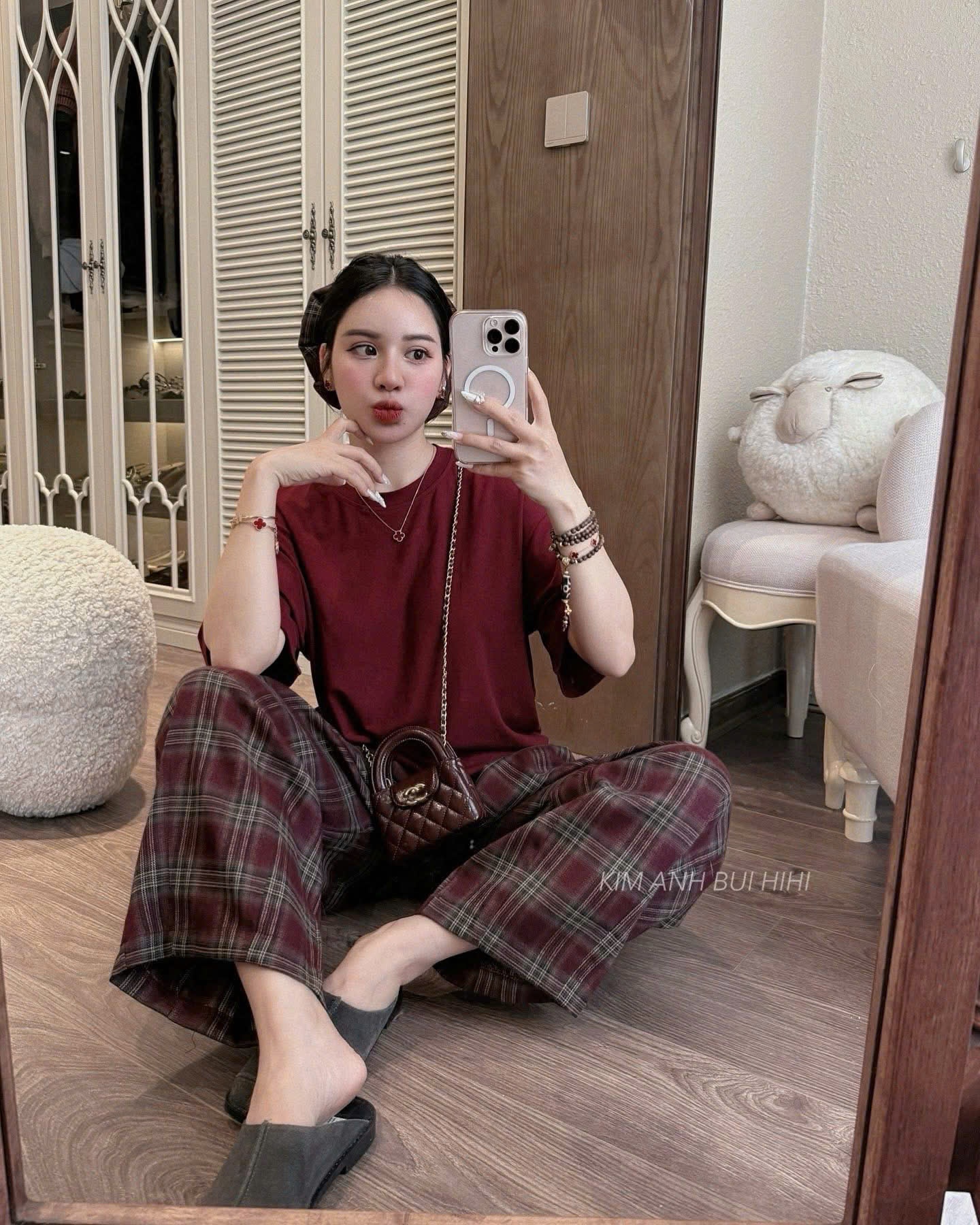 BỘ ÁO PULL ĐỎ TRƠN QUẦN KẺ SUÔNG KÈM NƠ TÓC