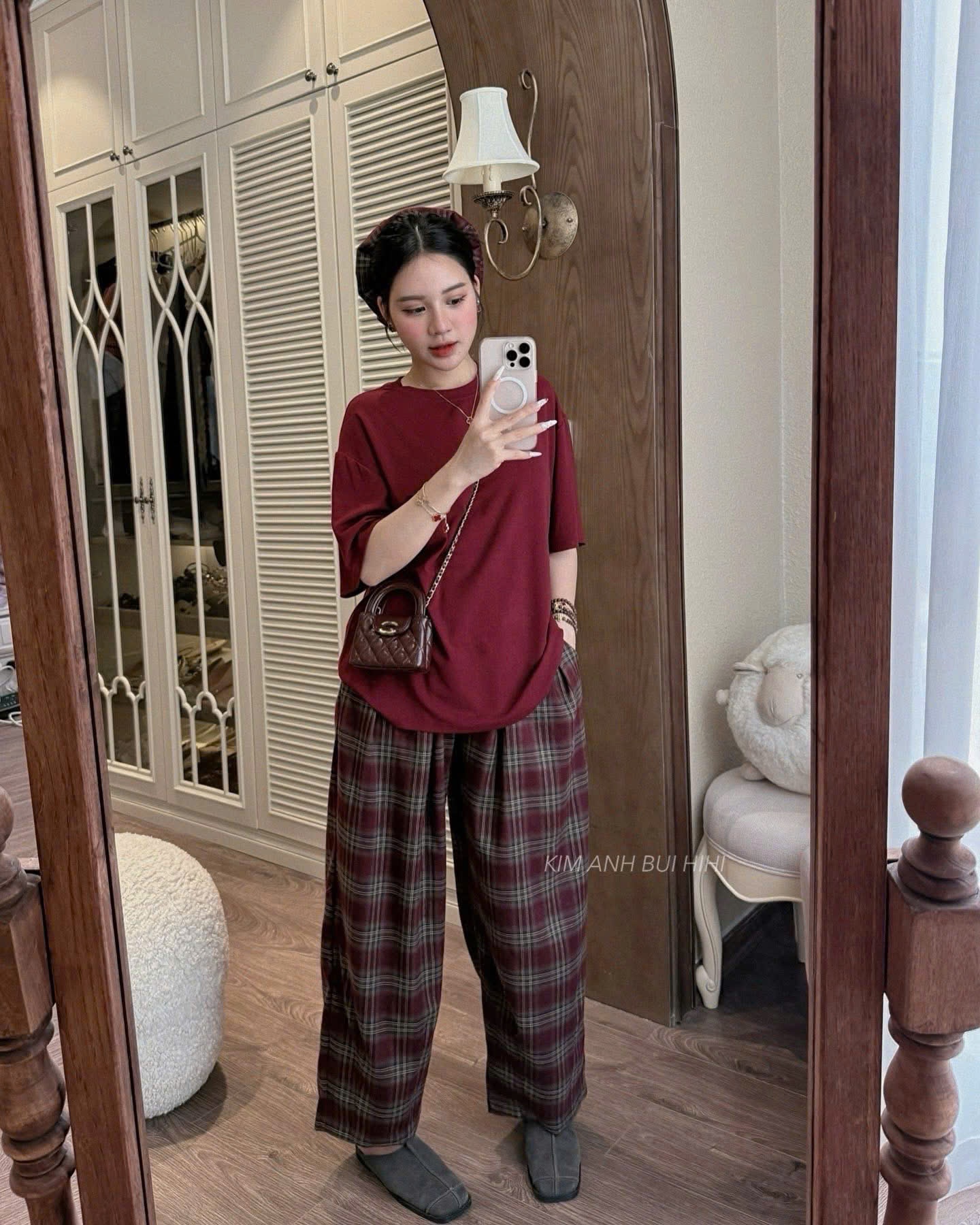 BỘ ÁO PULL ĐỎ TRƠN QUẦN KẺ SUÔNG KÈM NƠ TÓC