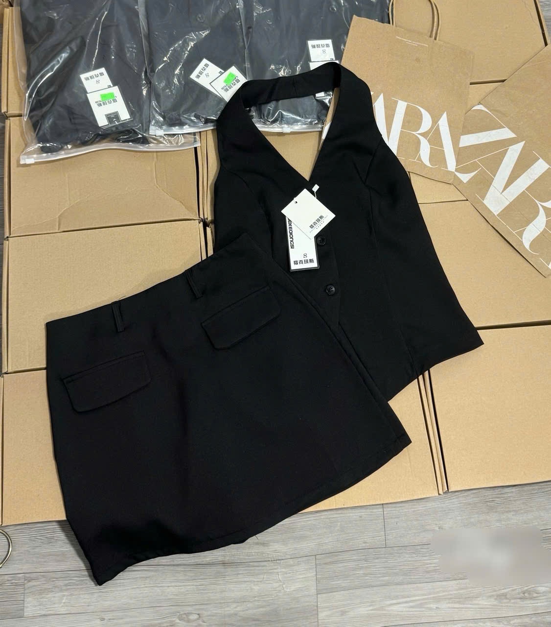 SET VEST ĐEN CỔ YẾM