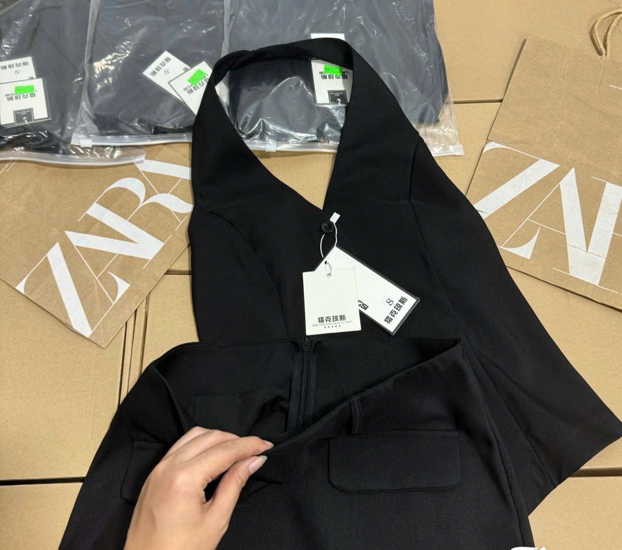 SET VEST ĐEN CỔ YẾM