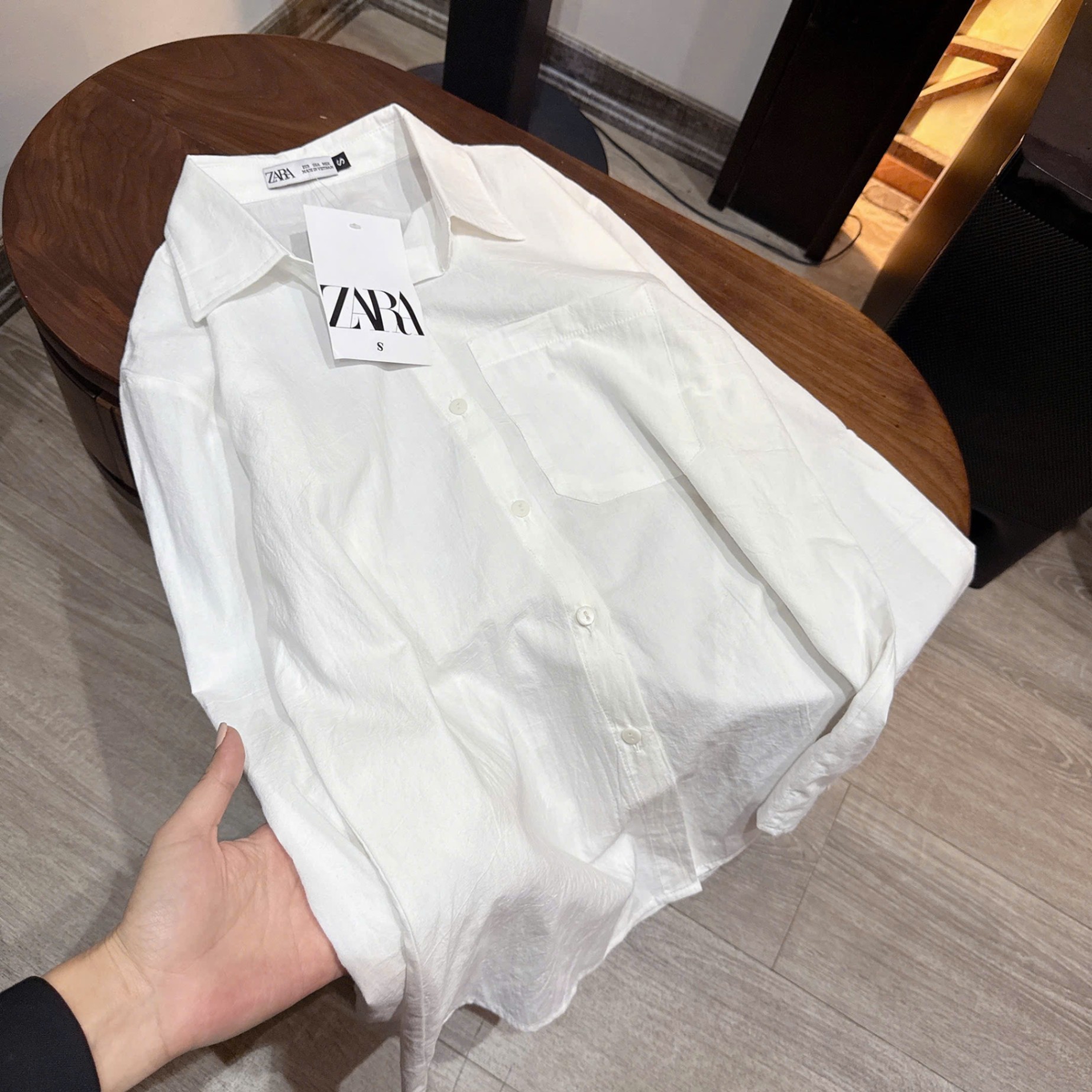 ÁO SƠ MI THÔ TRẮNG 1 TÚI DÁNG SUÔNG DÀI TAY