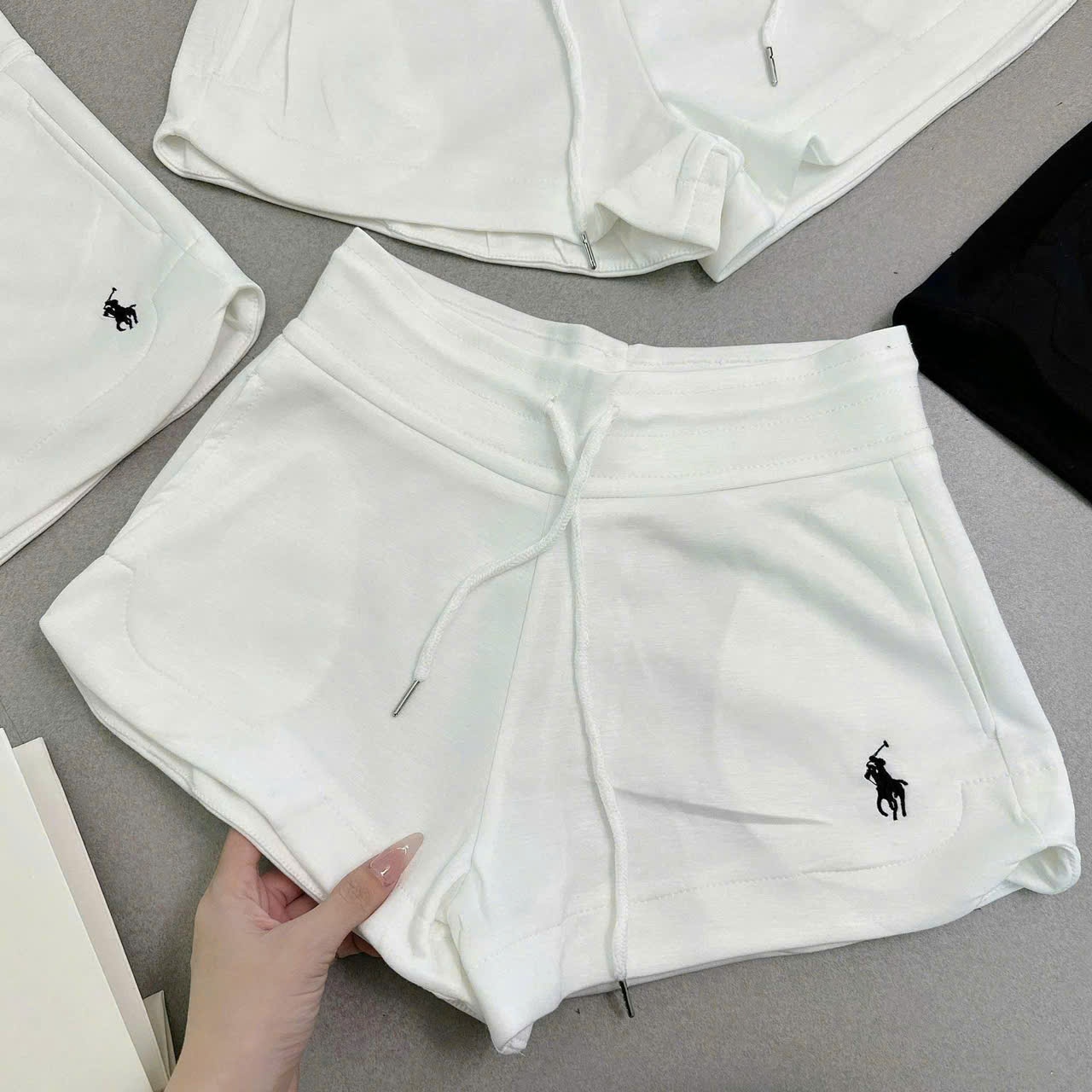 QUẦN SHORT UMI TRẮNG THÊU NGỰA