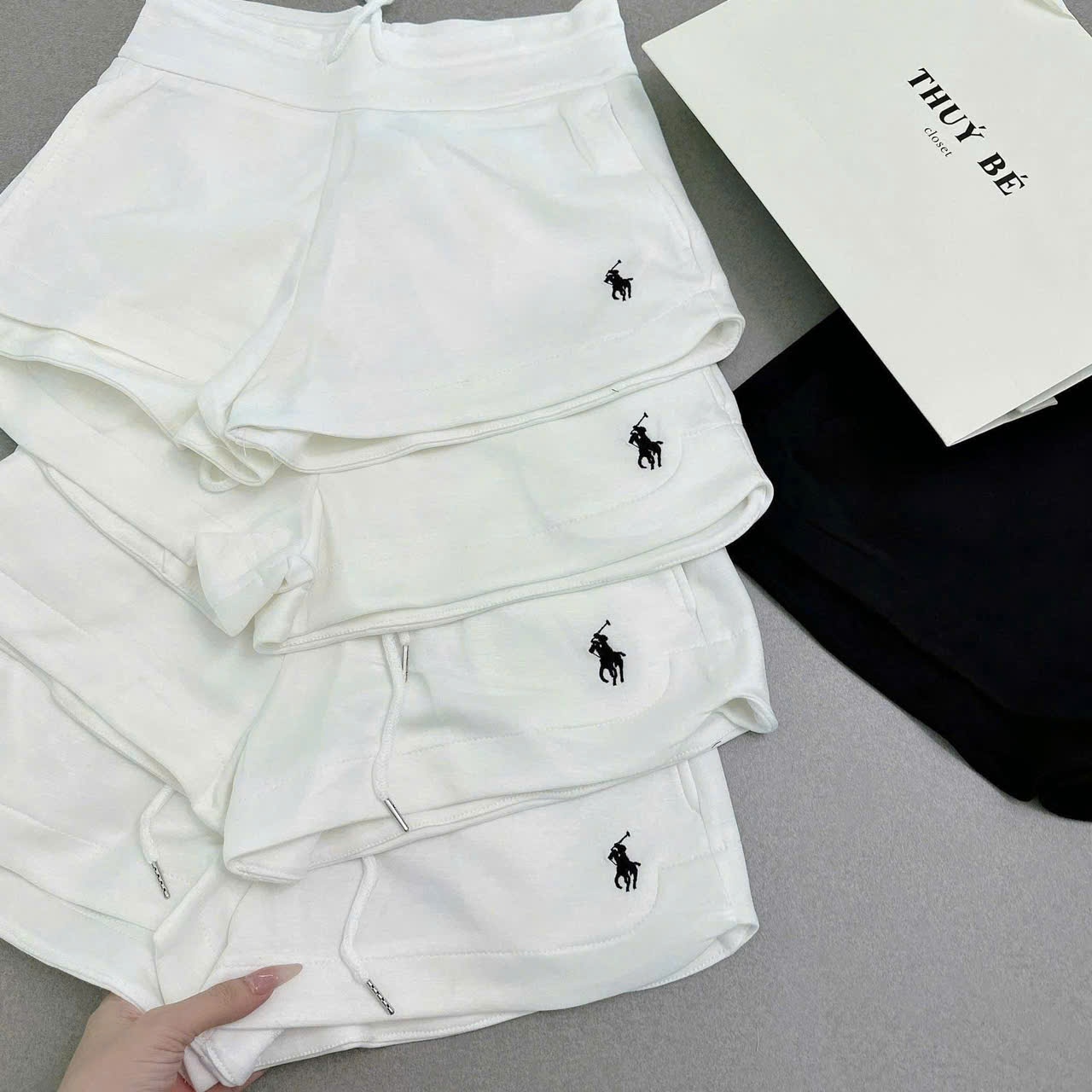 QUẦN SHORT UMI TRẮNG THÊU NGỰA