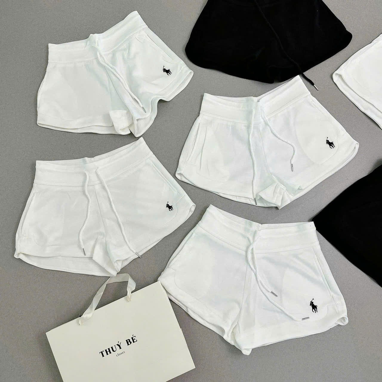 QUẦN SHORT UMI TRẮNG THÊU NGỰA