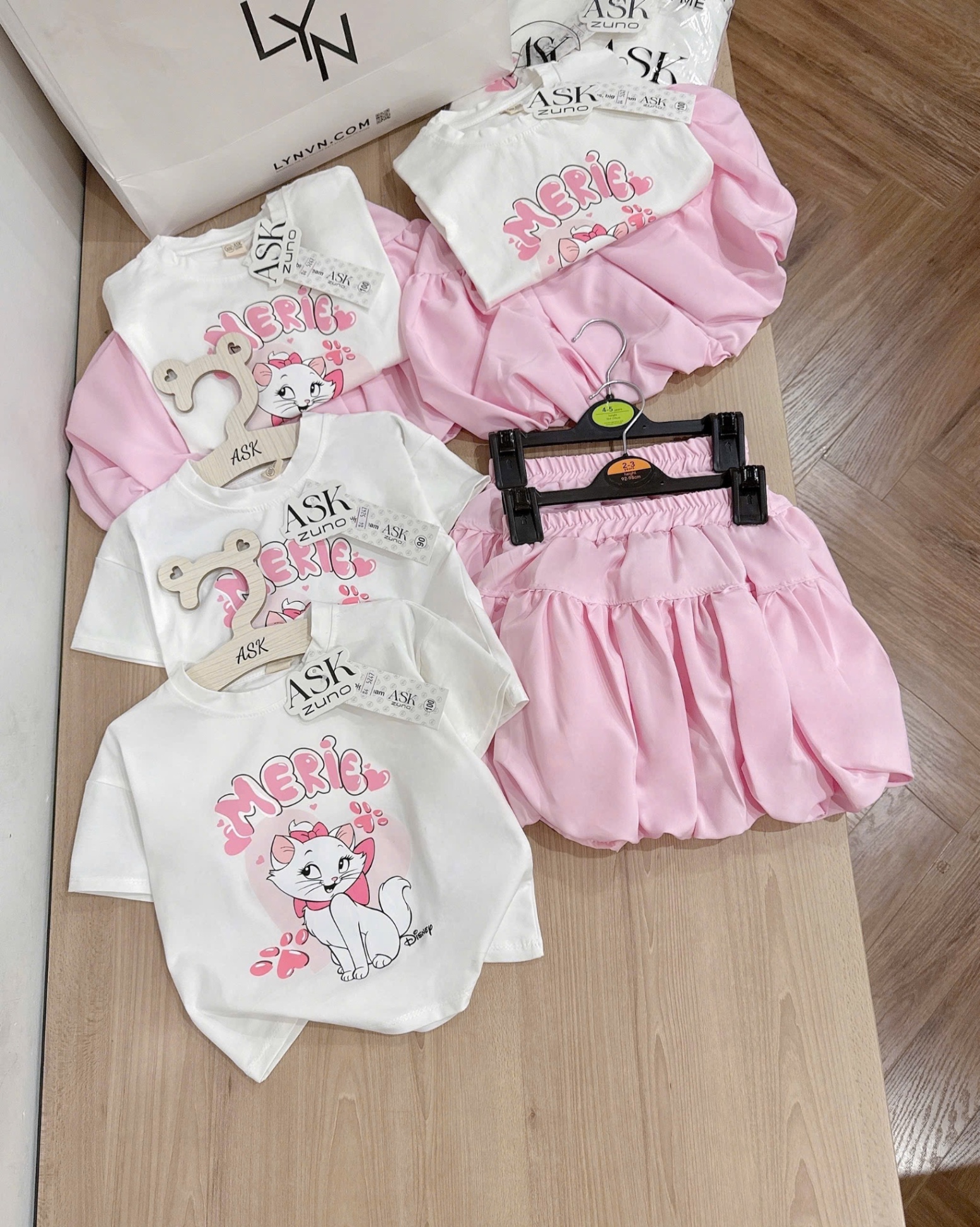 SET VÁY MÈO MARIE CHÂN VÁY BÍ