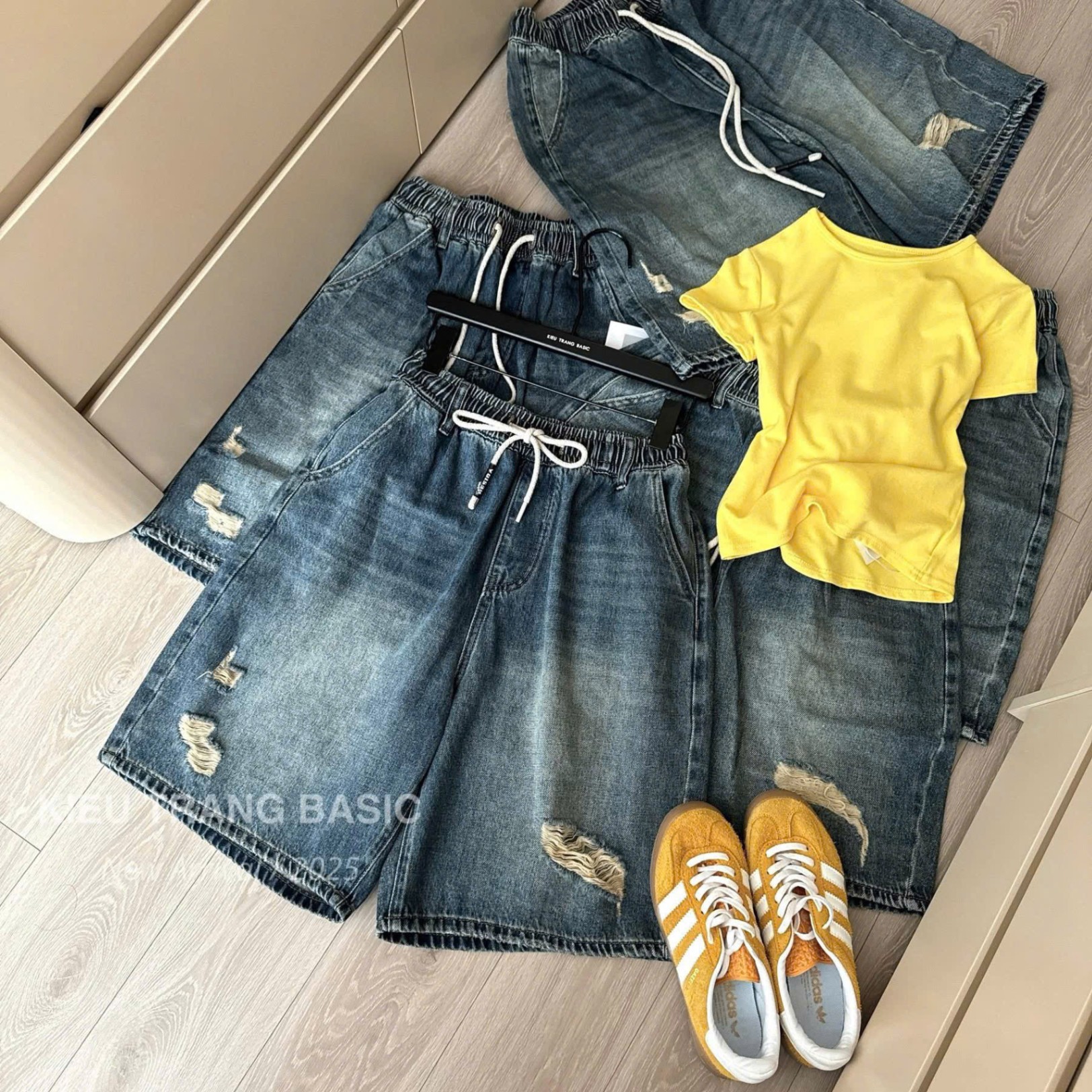 SET ÁO COTTON VÀNG TRƠN QUẦN JEAN NGỐ