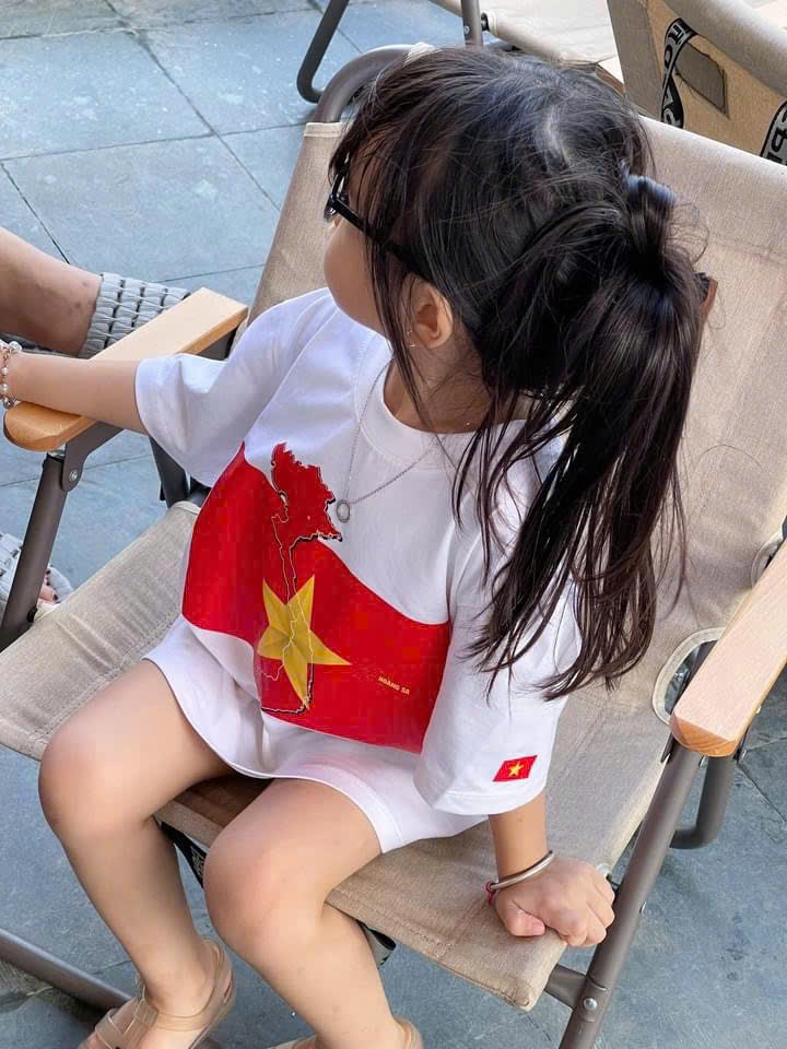 ÁO PHÔNG TRẮNG IN CỜ ĐỎ GIA ĐÌNH (ÁO BÉ)