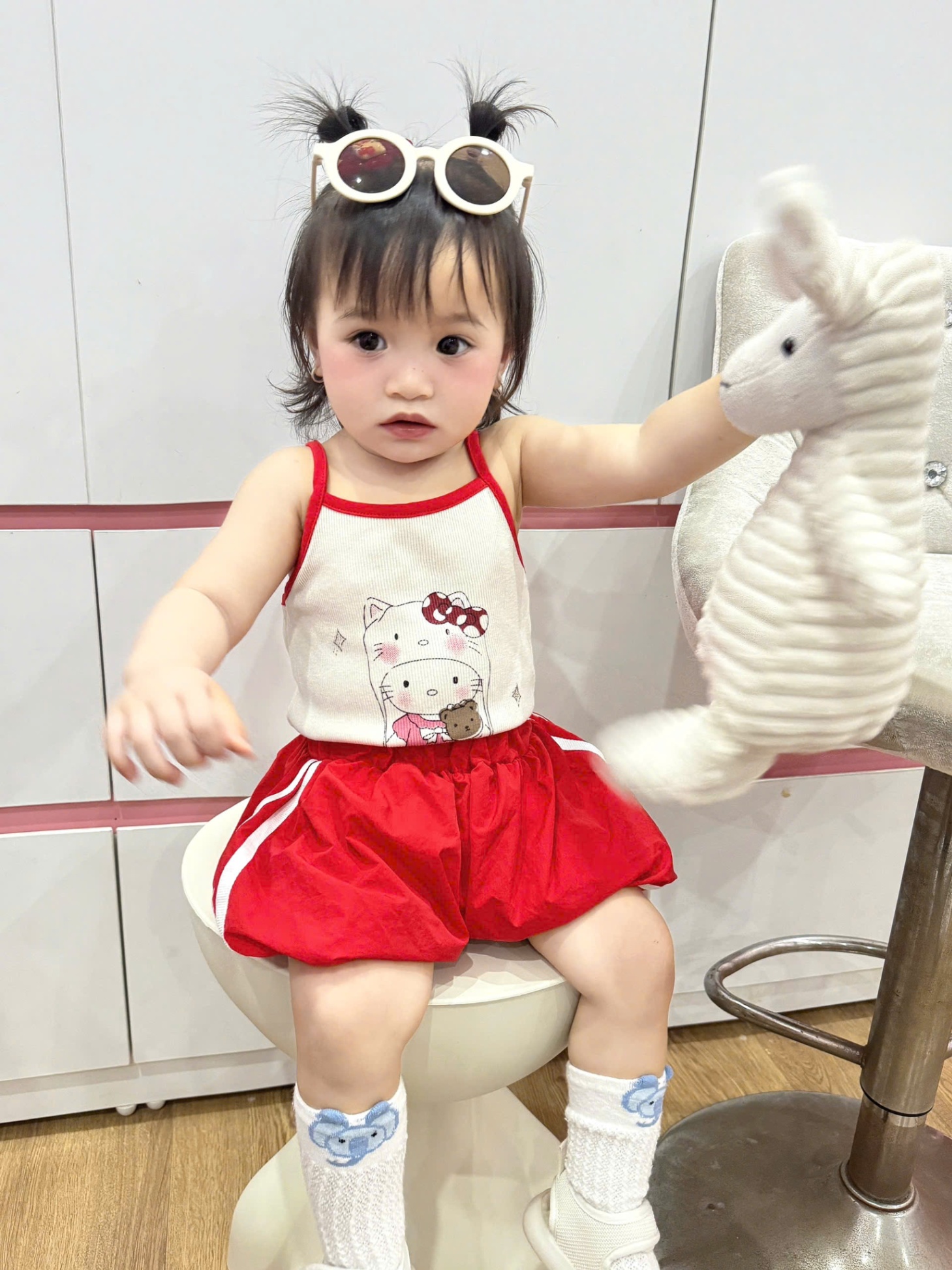SÉT THỂ THAO ÁO 2 DÂY KITTY MIX QUẦN GIÓ ĐỎ CHO BÉ GÁI NEW