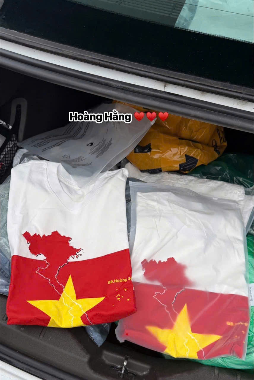 ÁO PHÔNG TRẮNG IN CỜ ĐỎ GIA ĐÌNH (ÁO BÉ)