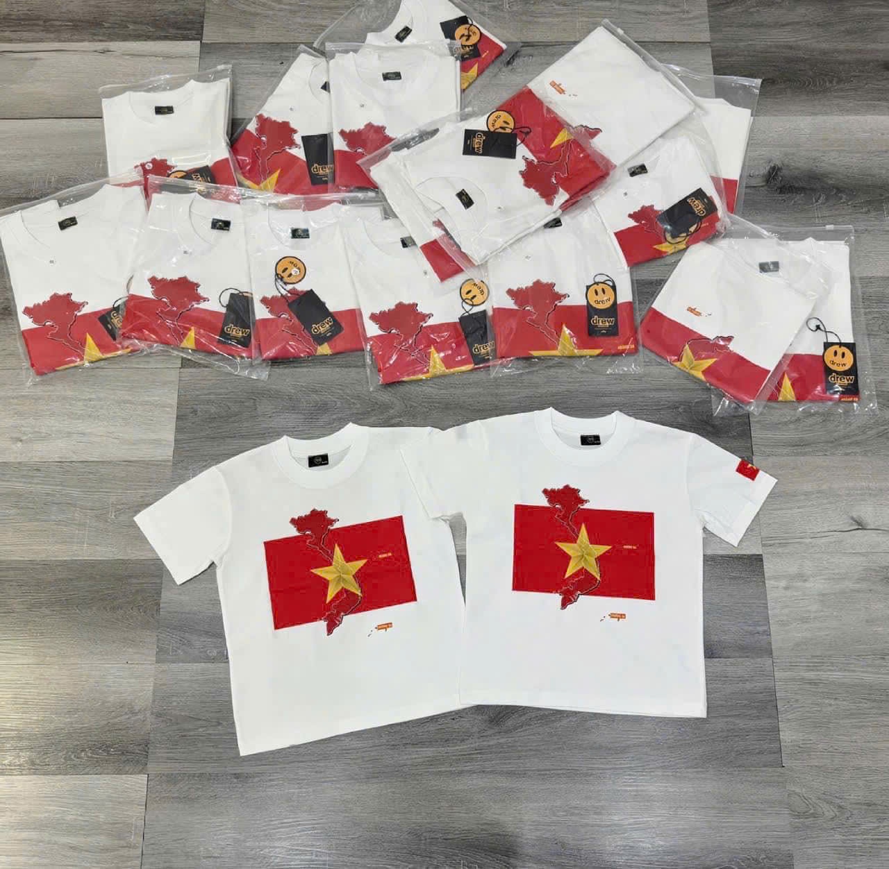 ÁO PHÔNG TRẮNG IN CỜ ĐỎ GIA ĐÌNH (ÁO BÉ)