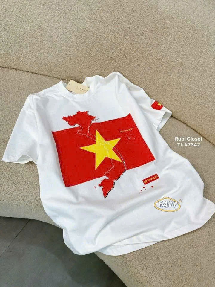 ÁO PHÔNG TRẮNG IN CỜ ĐỎ GIA ĐÌNH (ÁO BỐ MẸ)