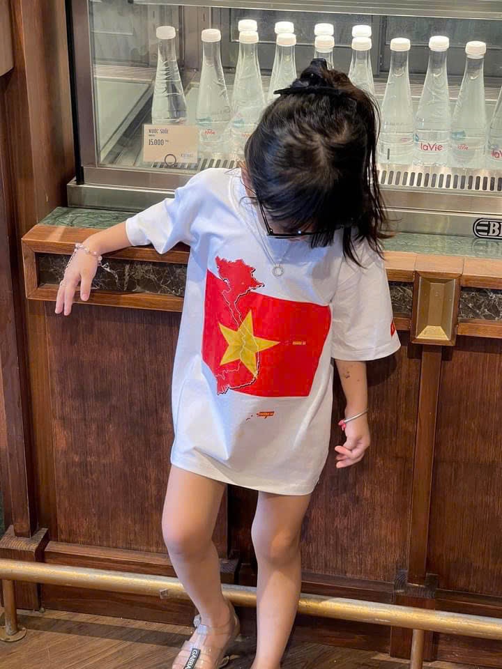 ÁO PHÔNG TRẮNG IN CỜ ĐỎ GIA ĐÌNH (ÁO BÉ)