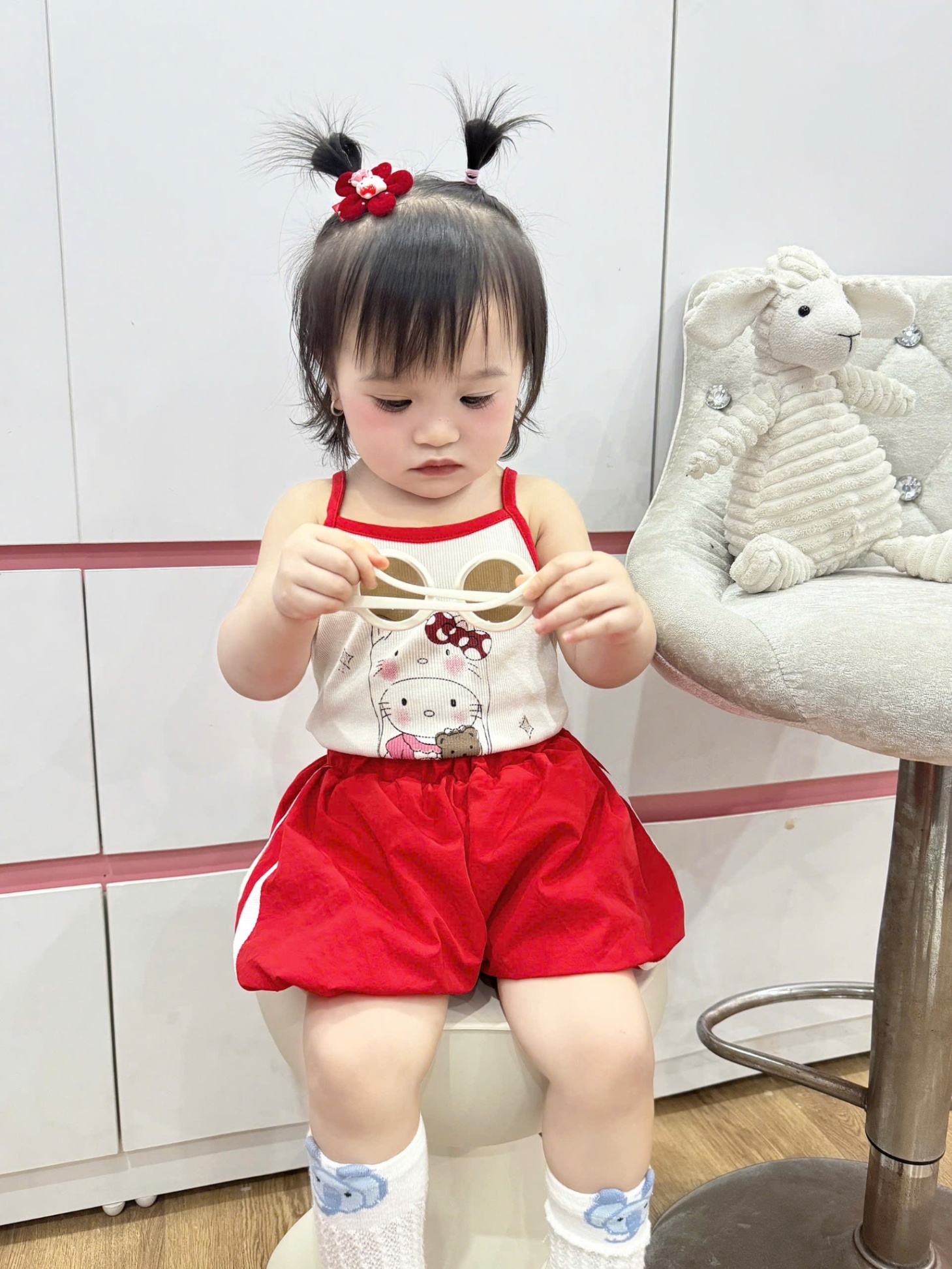 SÉT THỂ THAO ÁO 2 DÂY KITTY MIX QUẦN GIÓ ĐỎ CHO BÉ GÁI NEW
