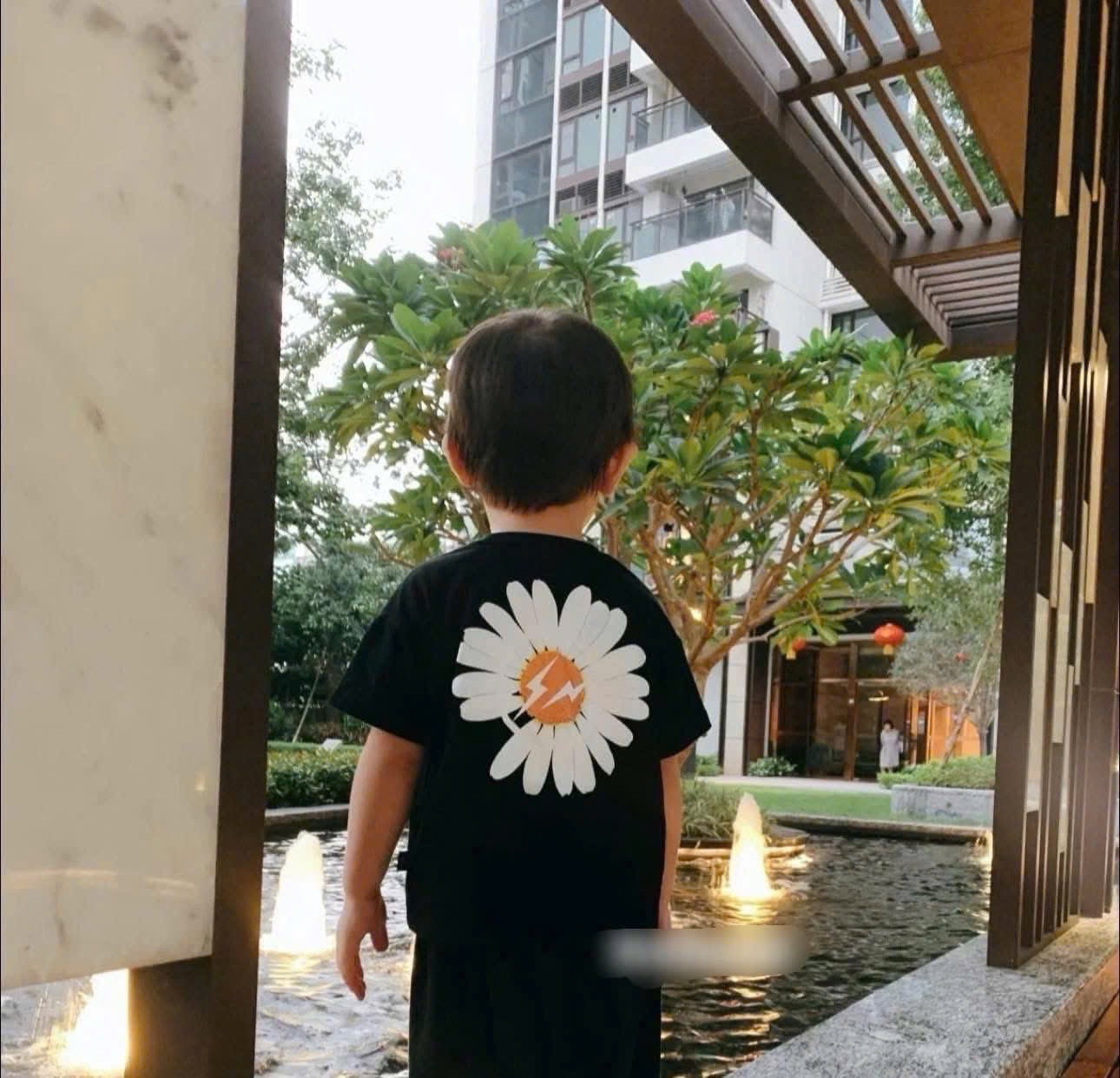 ÁO BÉ NHÍ_ ÁO PHÔNG ĐEN HOA HƯỚNG DƯƠNG TRẮNG GIA ĐÌNH