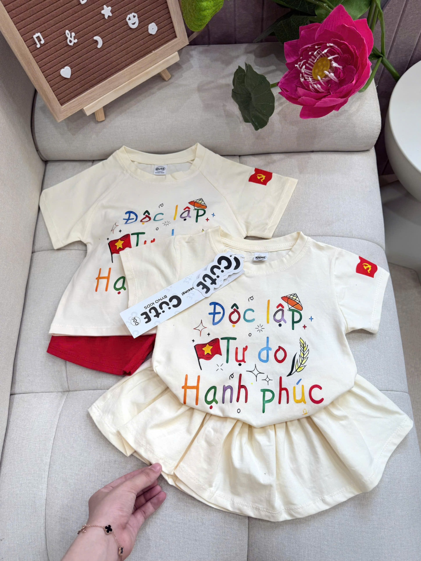 SET BỘ HOẶC VÁY CHO BÉ ĐỘC LẬP KÈM MŨ ĐỎ