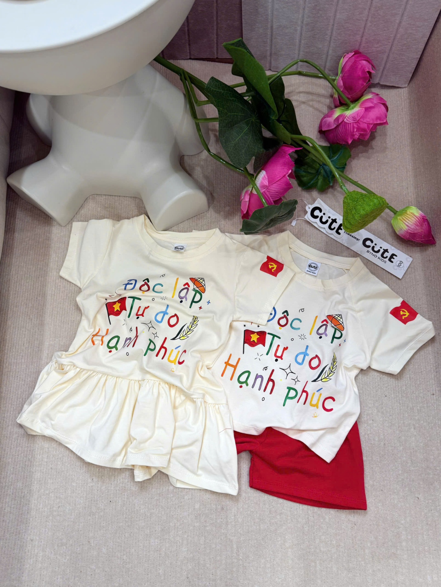 SET BỘ HOẶC VÁY CHO BÉ ĐỘC LẬP KÈM MŨ ĐỎ