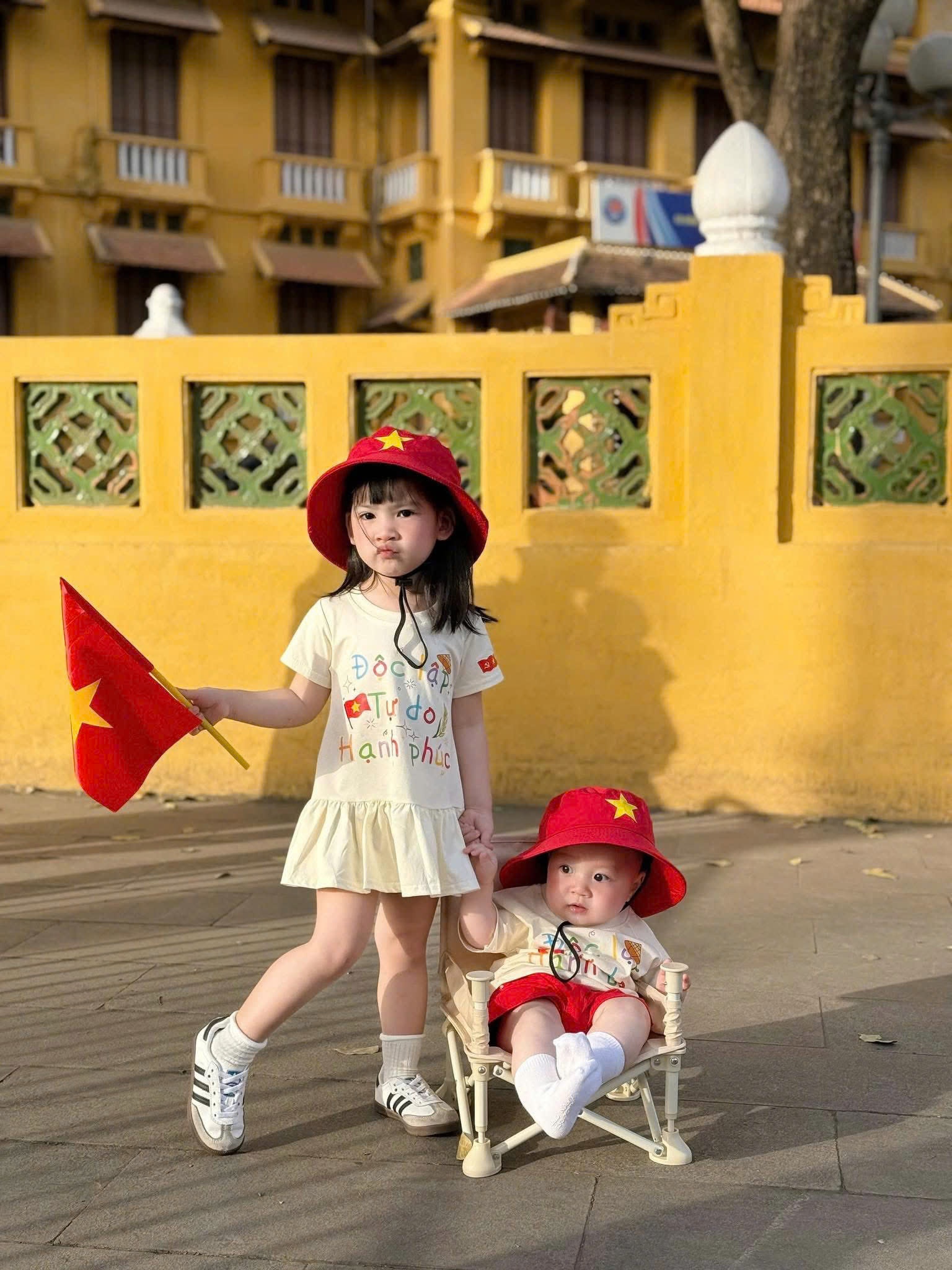 SET BỘ HOẶC VÁY CHO BÉ ĐỘC LẬP KÈM MŨ ĐỎ