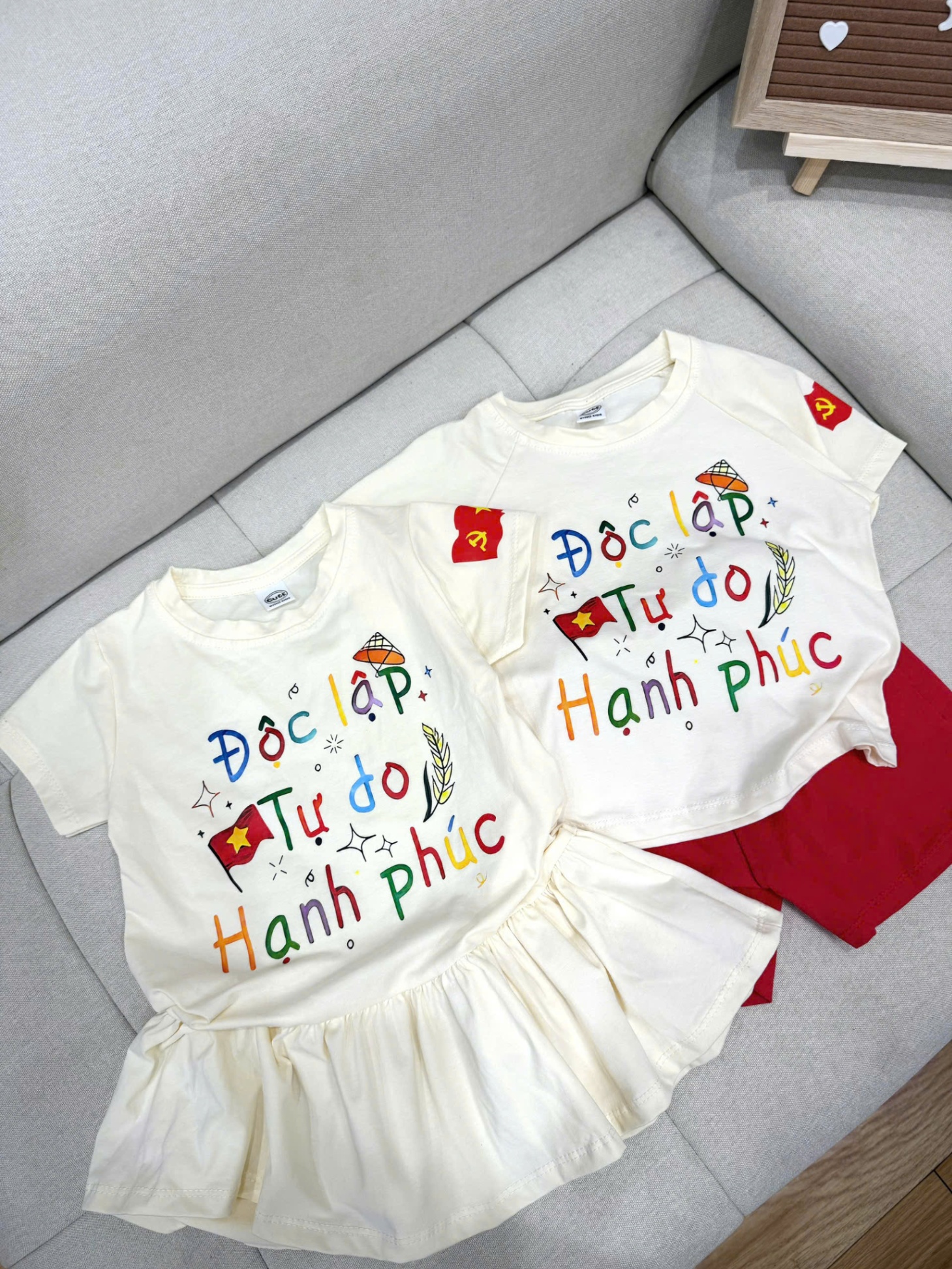 SET BỘ HOẶC VÁY CHO BÉ ĐỘC LẬP KÈM MŨ ĐỎ