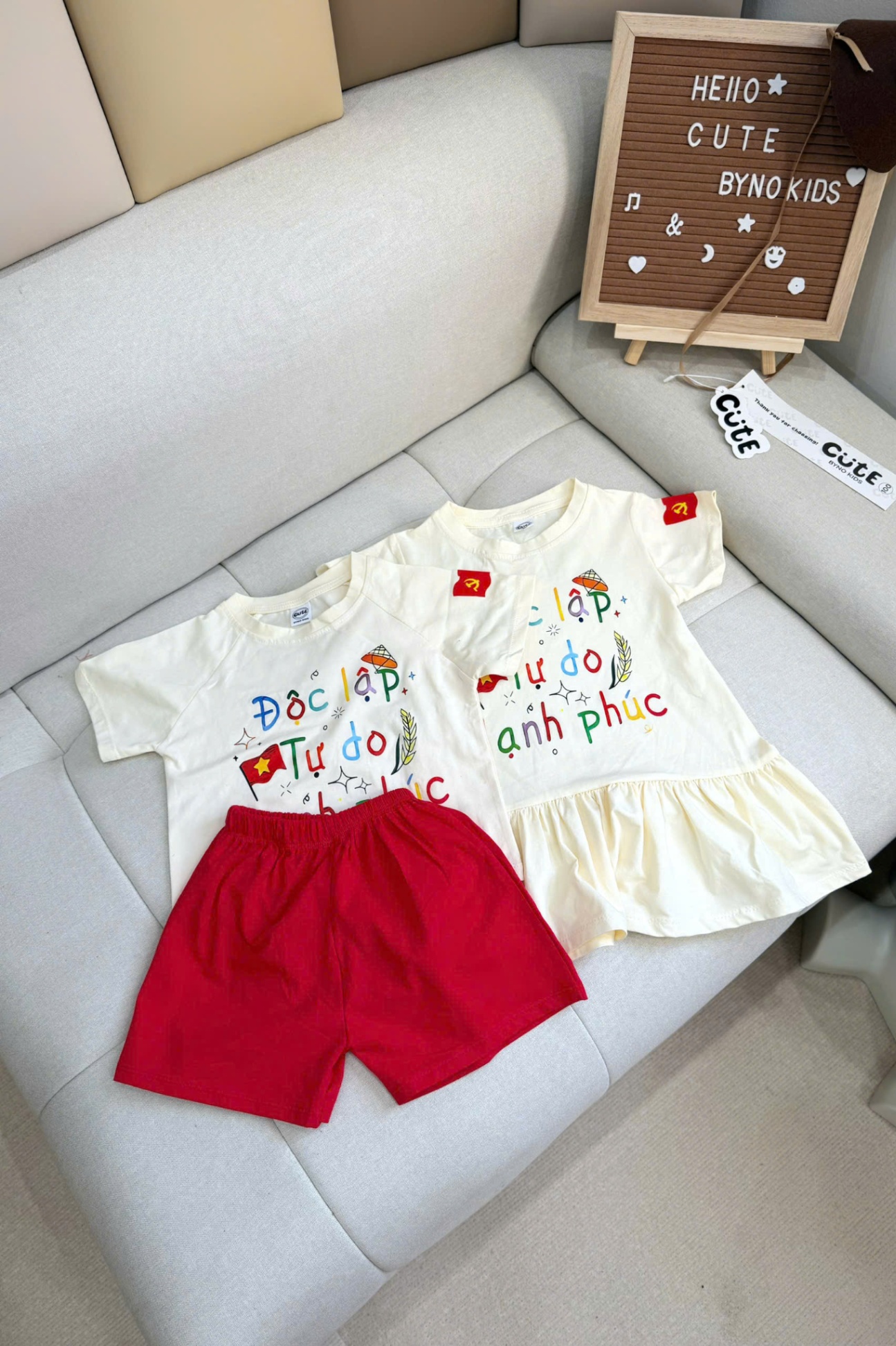 SET BỘ HOẶC VÁY CHO BÉ ĐỘC LẬP KÈM MŨ ĐỎ