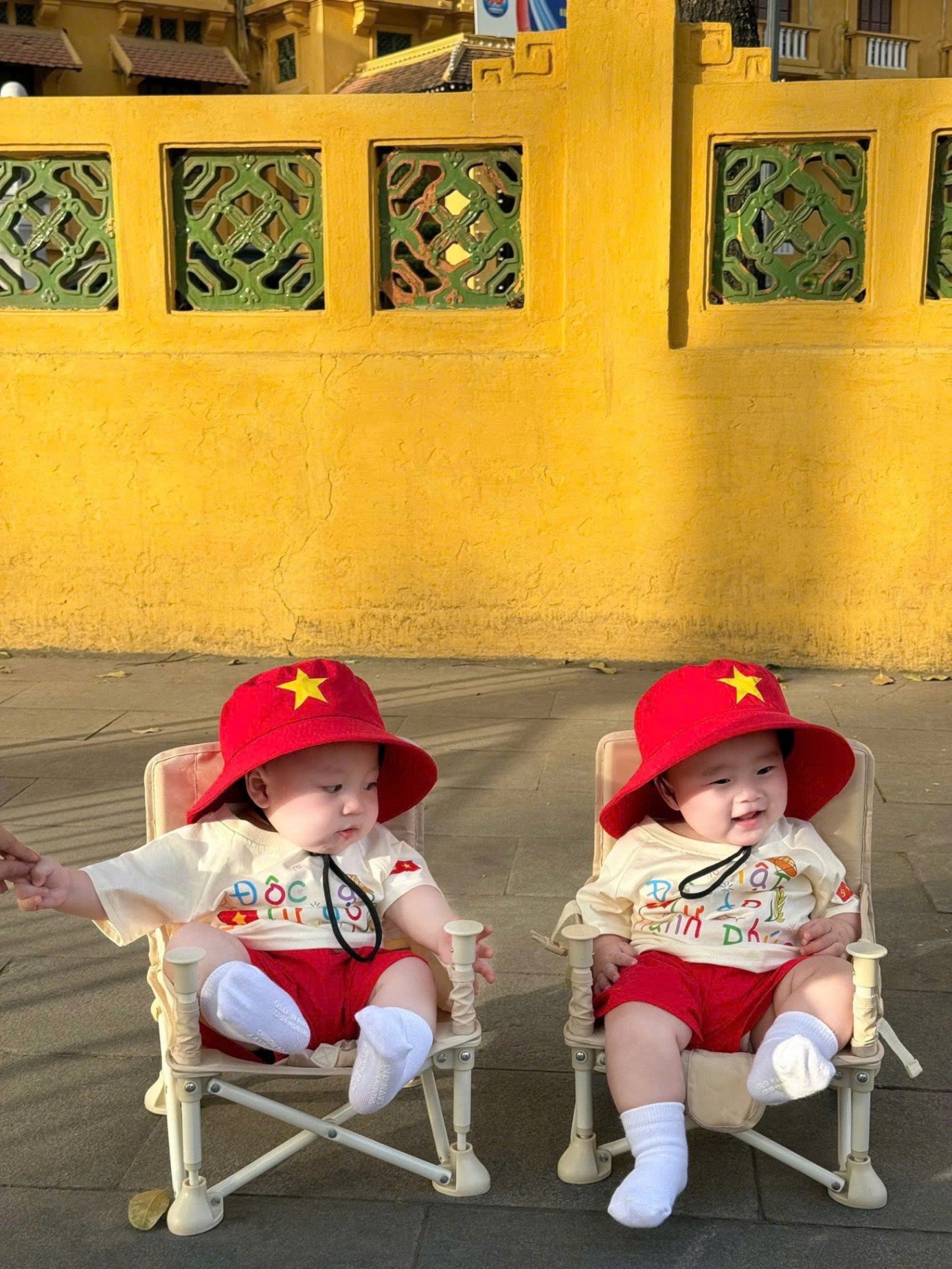SET BỘ HOẶC VÁY CHO BÉ ĐỘC LẬP KÈM MŨ ĐỎ