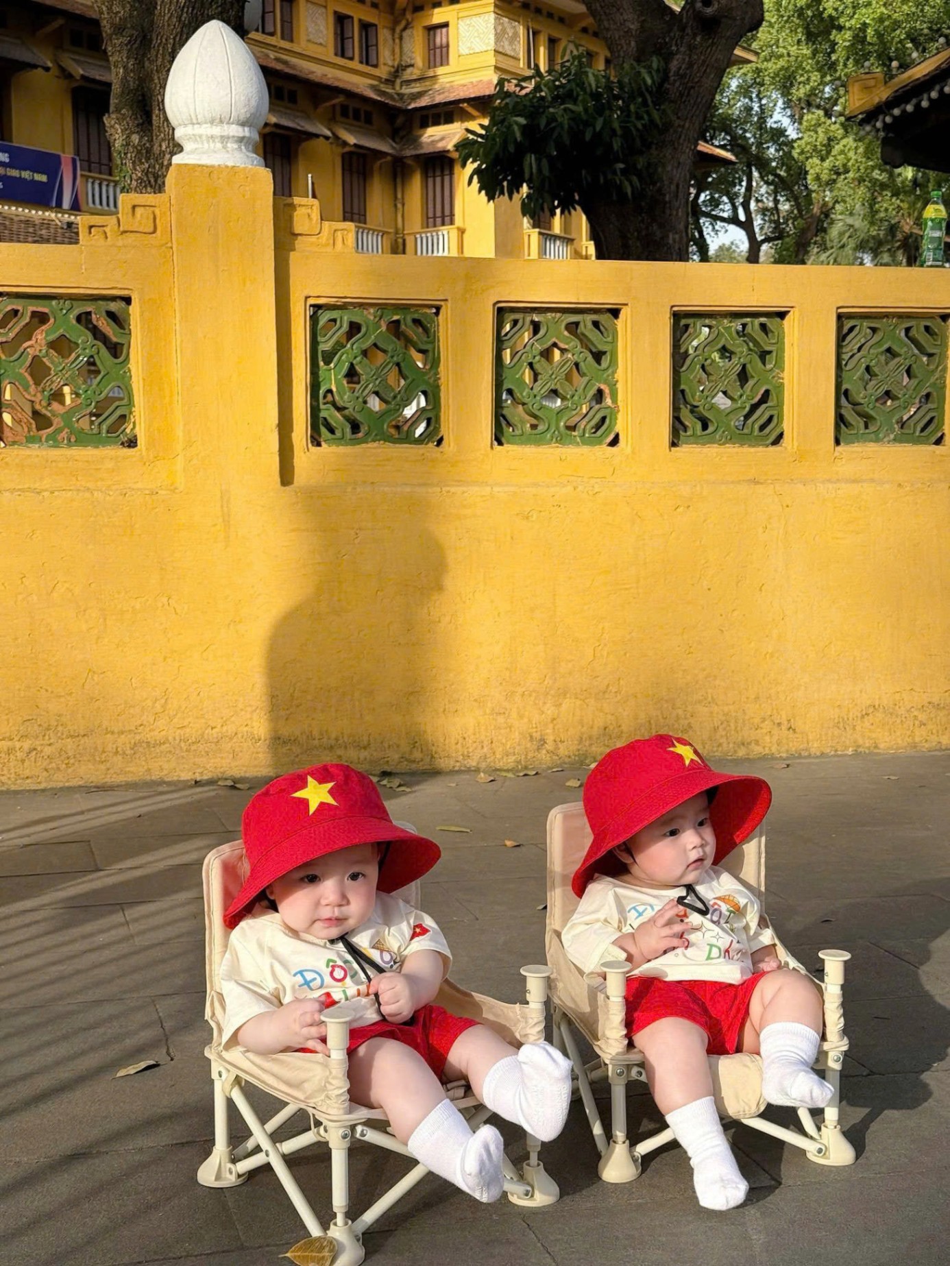 SET BỘ HOẶC VÁY CHO BÉ ĐỘC LẬP KÈM MŨ ĐỎ