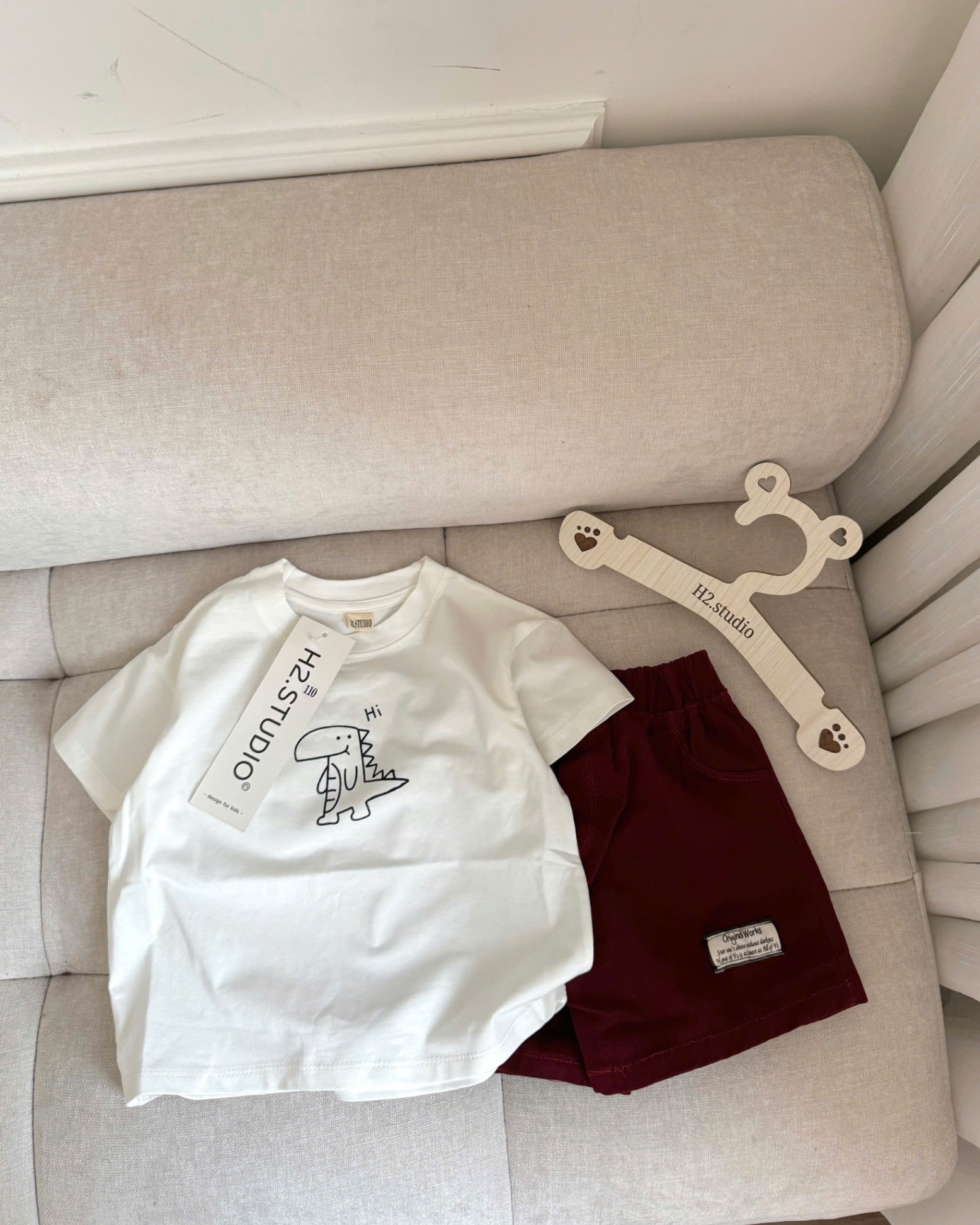 SET BỘ COTTON TRẮNG IN KHỦNG LONG QUẦN ĐỎ