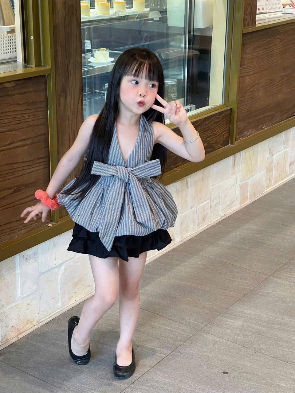 SÉT ÁO KẺ SỌC CỔ V THIẾT KẾ NƠ EO SANG CHẢNH MIX VÁY ĐEN
