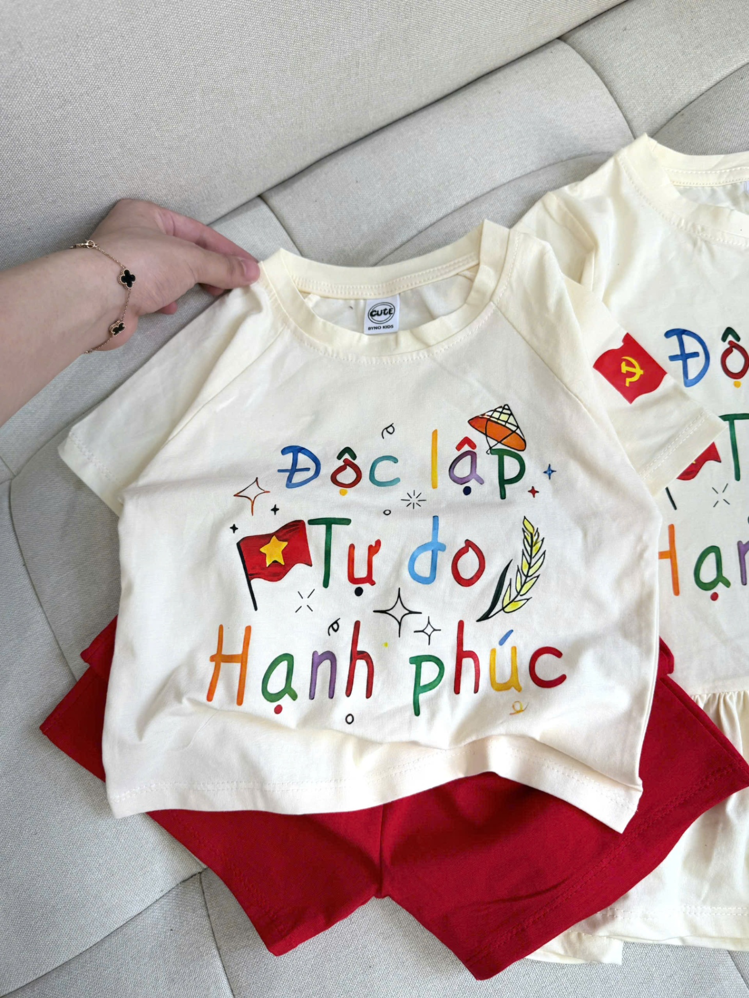 SET BỘ HOẶC VÁY CHO BÉ ĐỘC LẬP KÈM MŨ ĐỎ