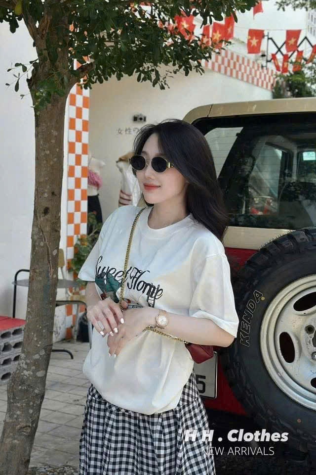 SET ÁO PULL TRẮNG SWEET HOME CHÂN VÁY MIDI KẺ