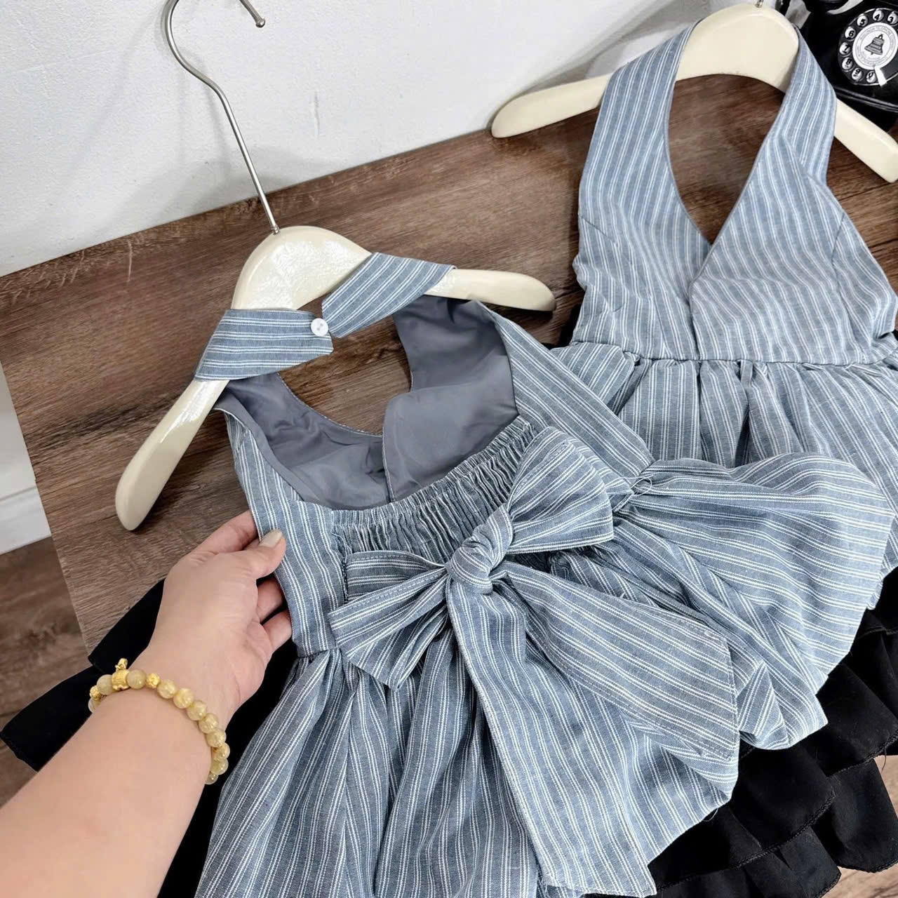 SÉT ÁO KẺ SỌC CỔ V THIẾT KẾ NƠ EO SANG CHẢNH MIX VÁY ĐEN