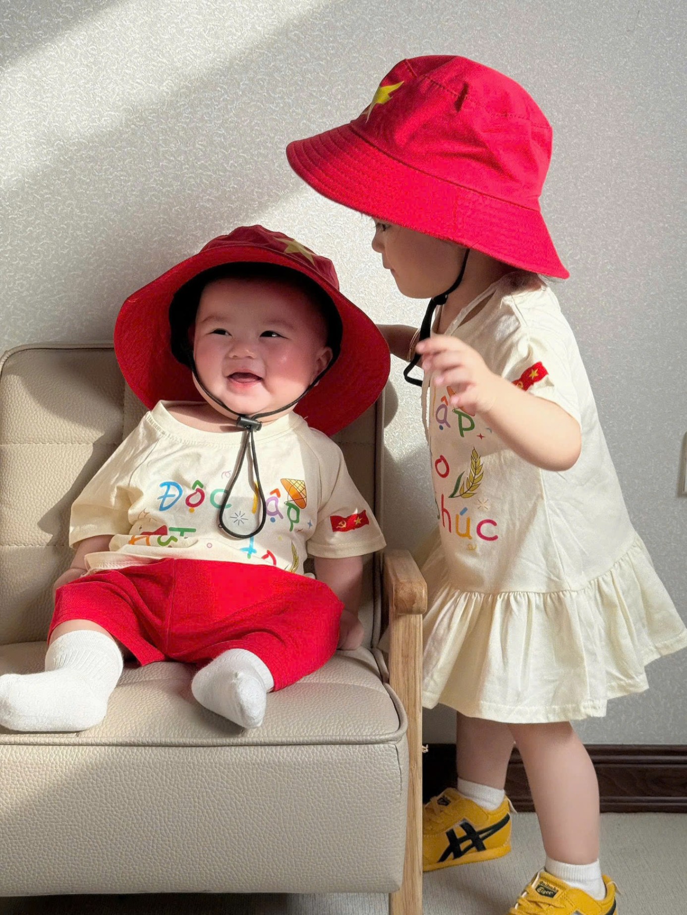 SET BỘ HOẶC VÁY CHO BÉ ĐỘC LẬP KÈM MŨ ĐỎ