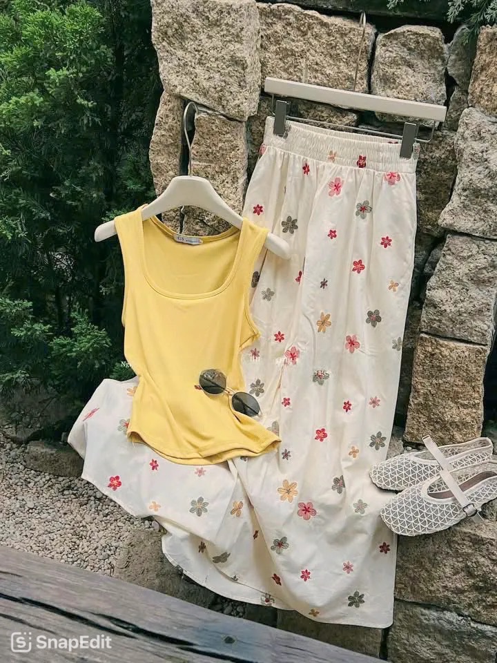 SET ÁO PULL SÁT NÁCH VÀNG MIX CHÂN VÁY TRẮNG HOA