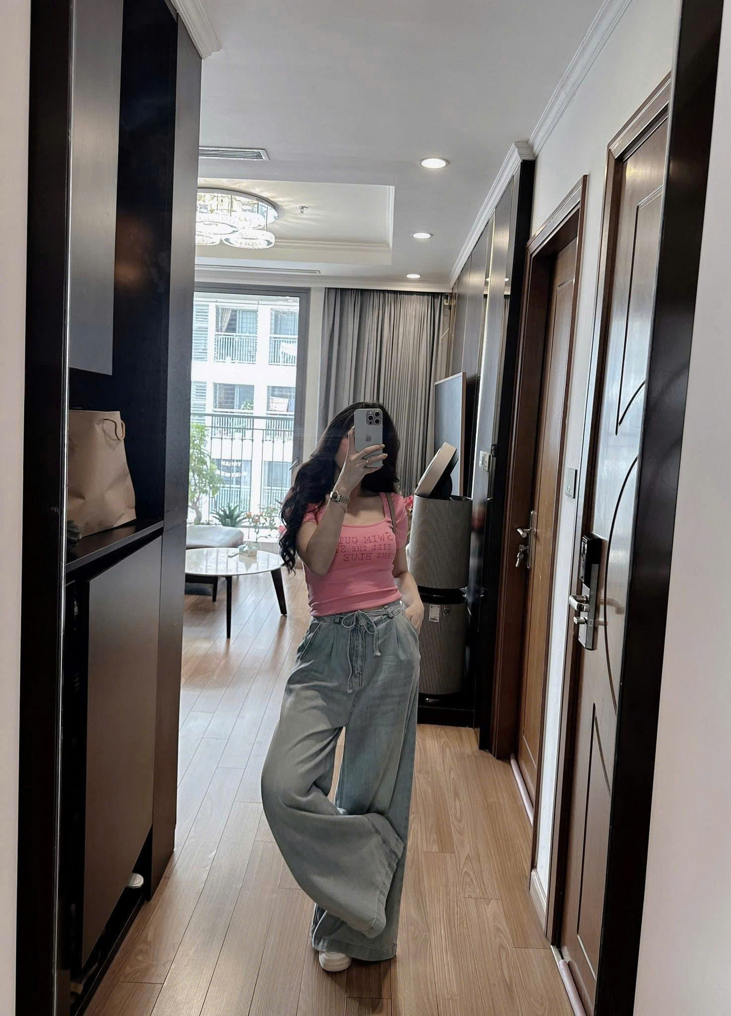 SET ÁO PHÔNG HỒNG CHỮ QUẦN JEAN SUÔNG