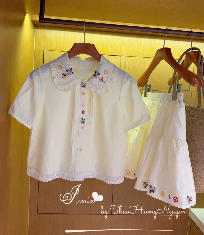 SET SƠ MI THÔ TRẮNG THÊU HOA NHÍ CHÂN VÁY XÒE XINH XẮN