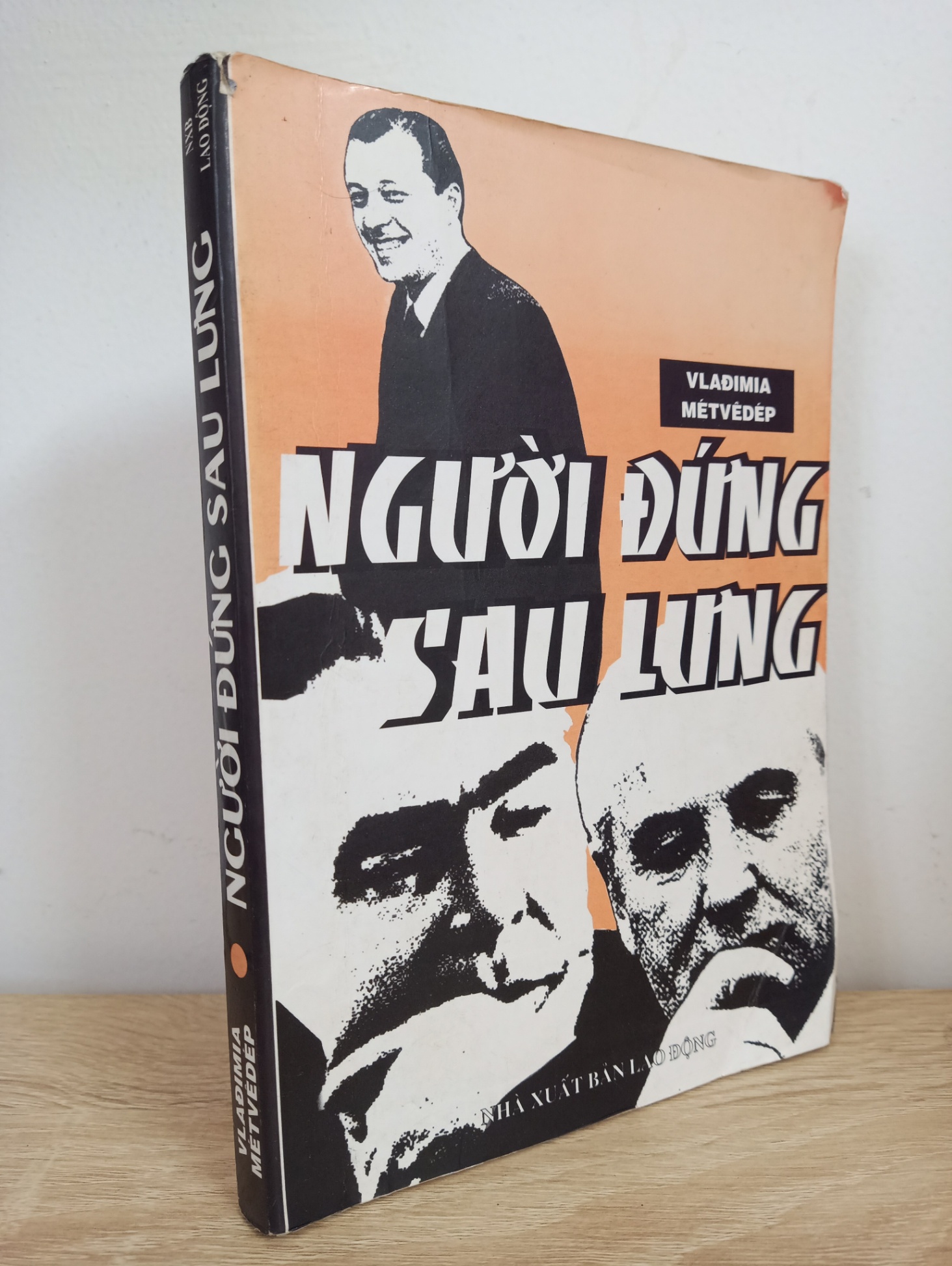 [Phiên Chợ Sách Cũ] Người Đứng Sau Lưng - Vlađimia Métvêdép 1512