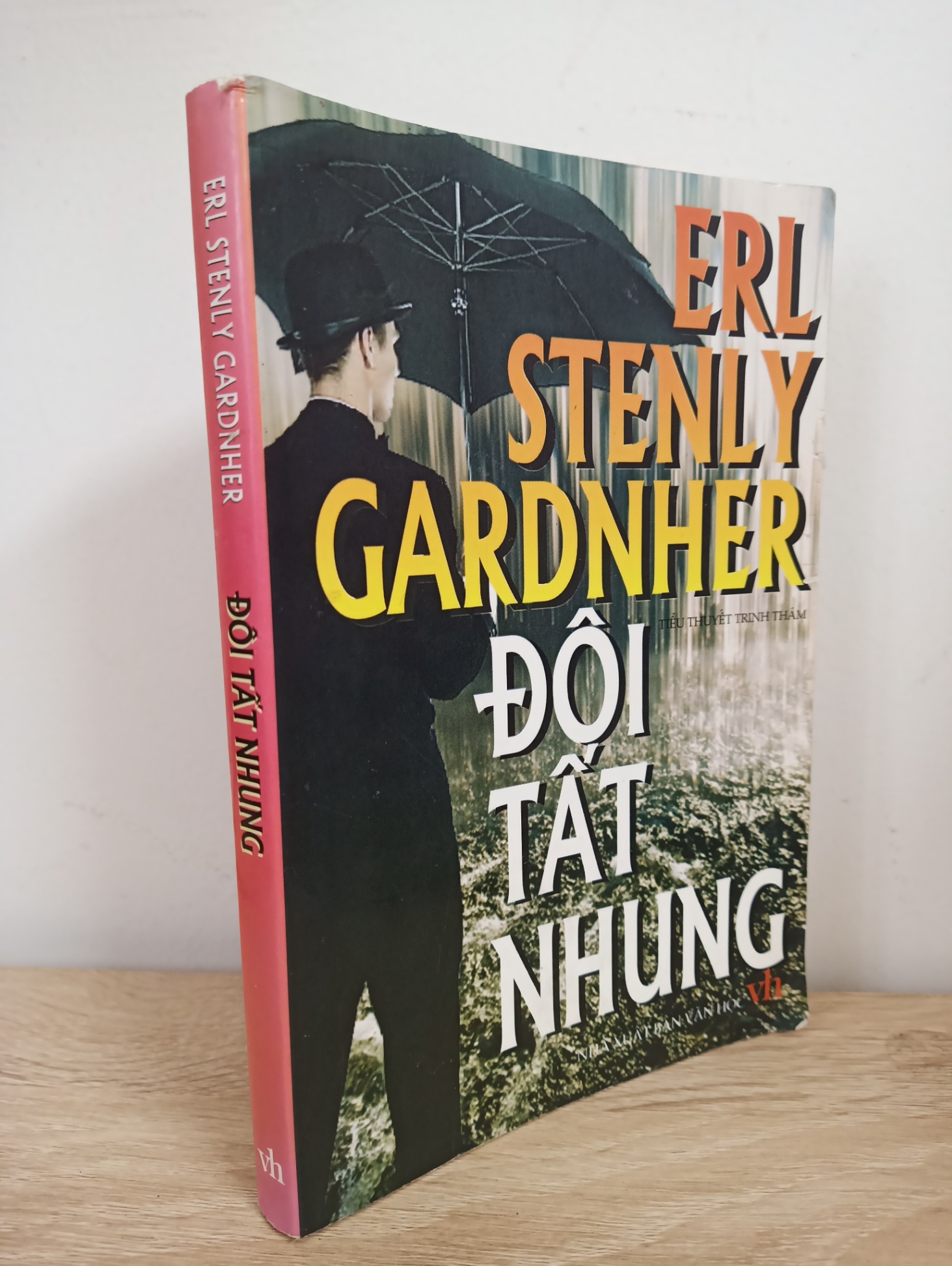 [Phiên Chợ Sách Cũ] Đôi Tất Nhung - Erl Stenly Gardnher 1412